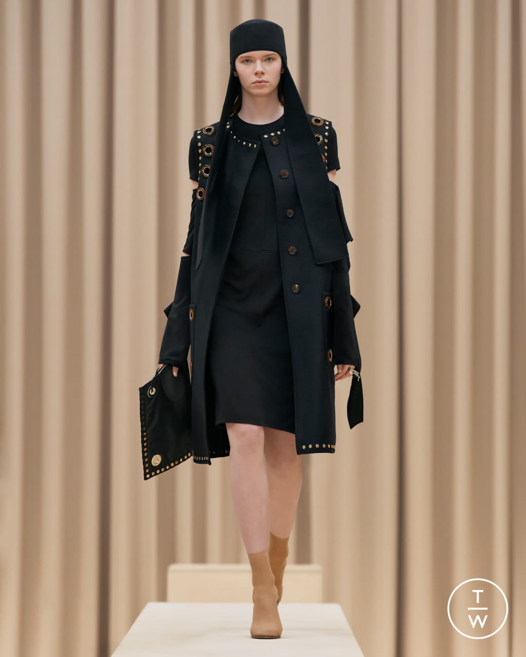 Fashion Week London Fall/Winter 2021 look 17 from the Burberry collection 女装