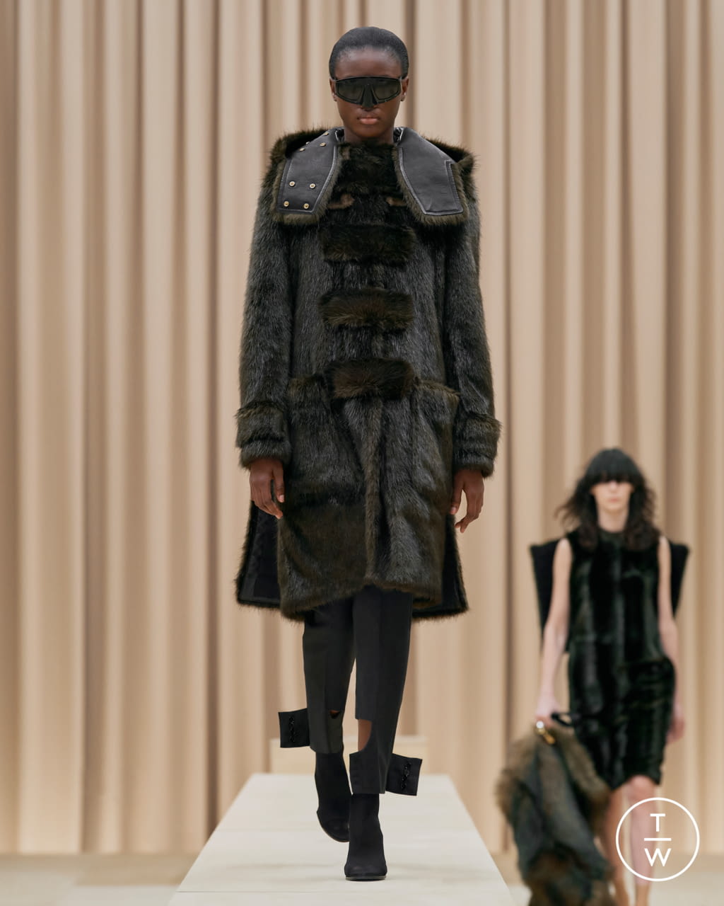 Fashion Week London Fall/Winter 2021 look 18 from the Burberry collection womenswear