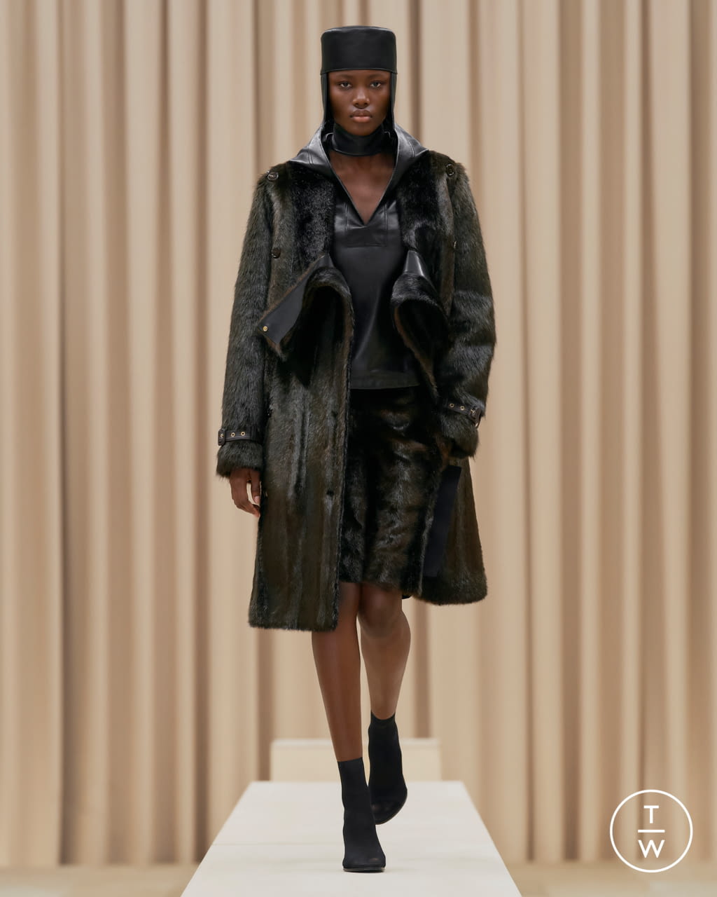 Fashion Week London Fall/Winter 2021 look 2 from the Burberry collection 女装