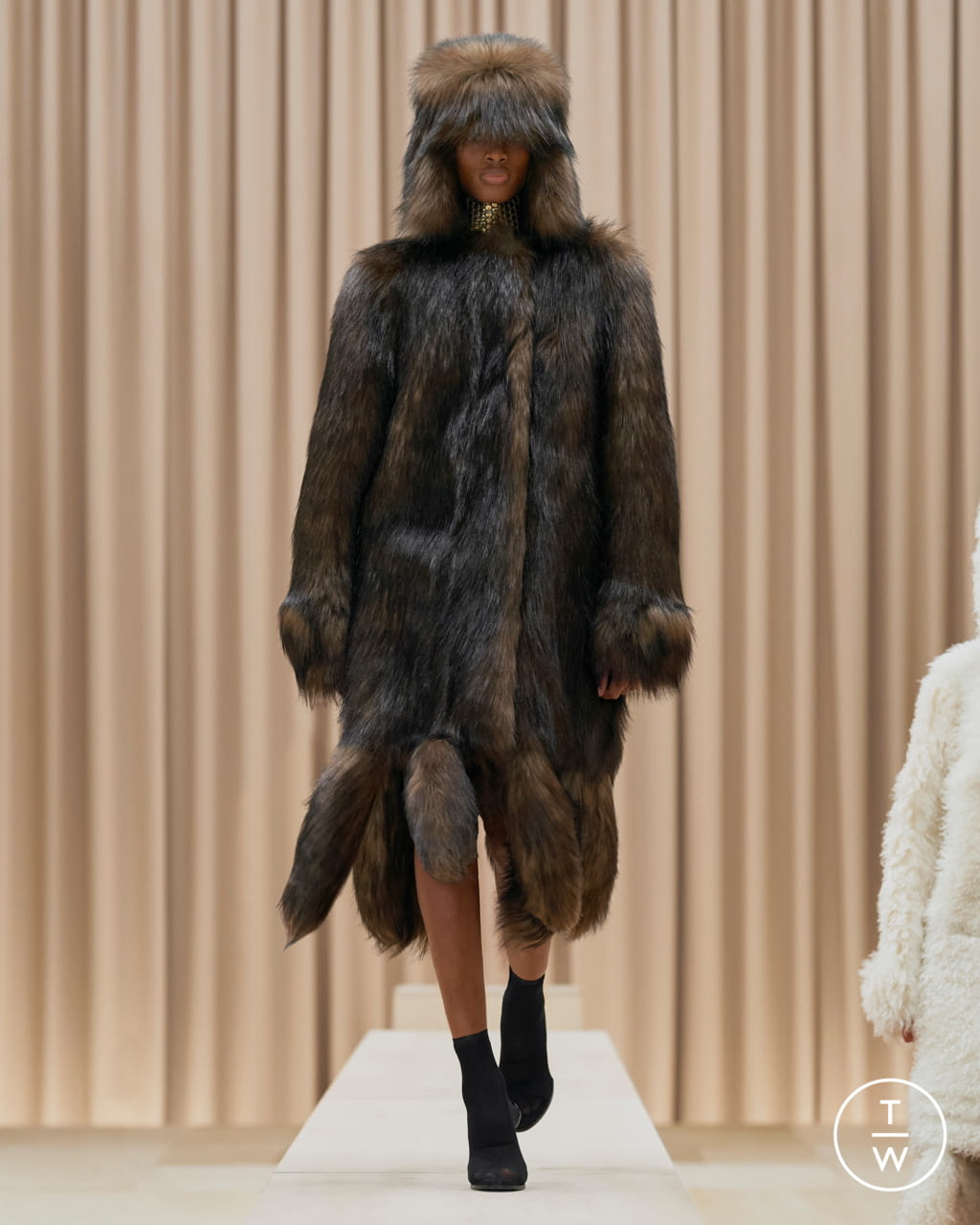 Fashion Week London Fall/Winter 2021 look 21 de la collection Burberry womenswear