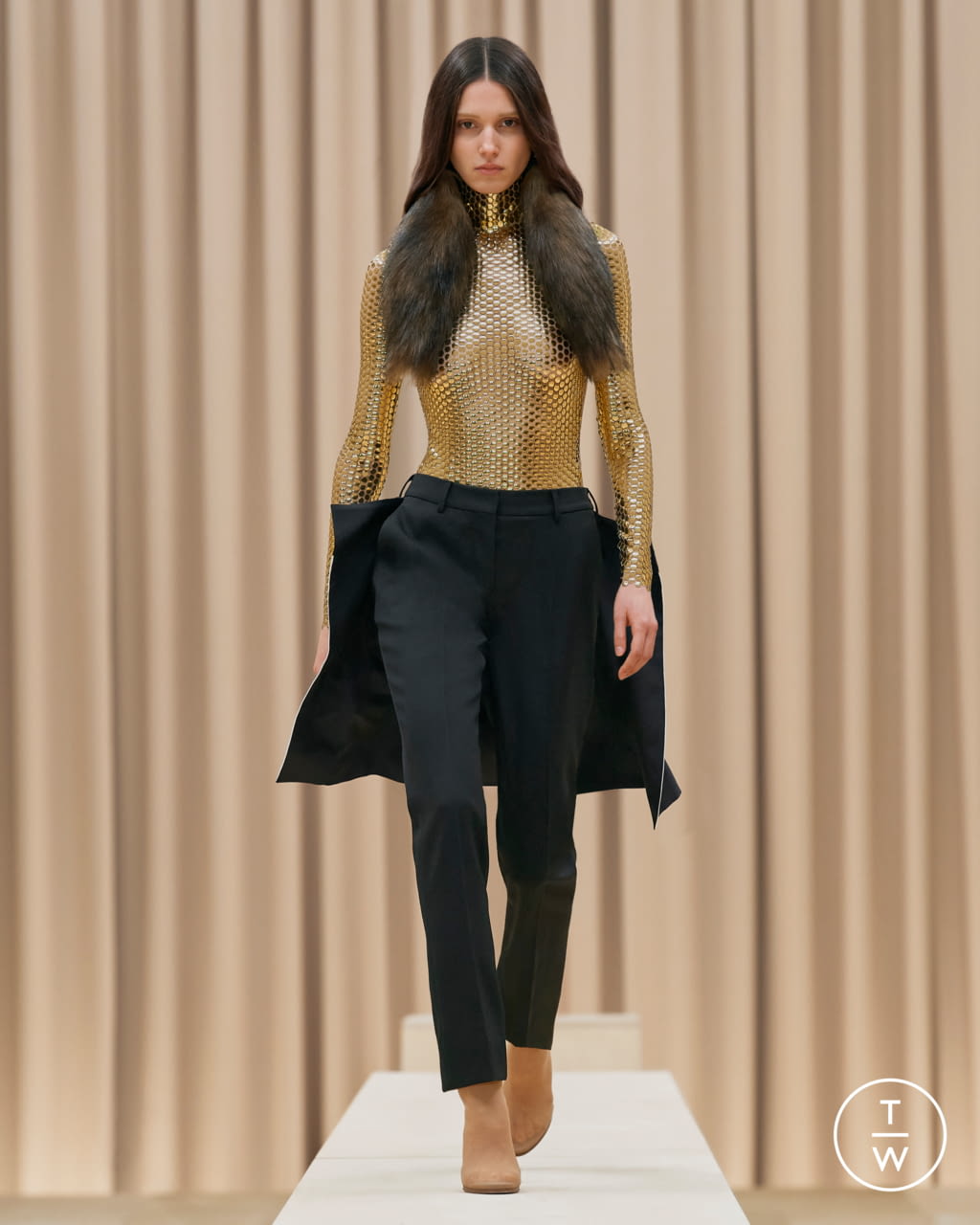 Fashion Week London Fall/Winter 2021 look 23 from the Burberry collection womenswear