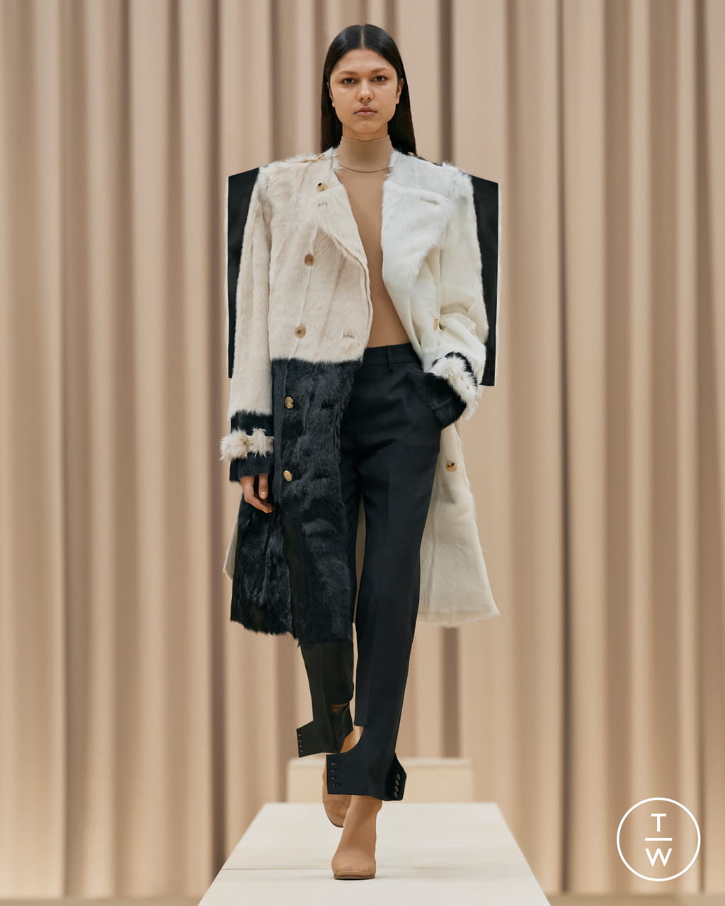 Fashion Week London Fall/Winter 2021 look 24 from the Burberry collection womenswear
