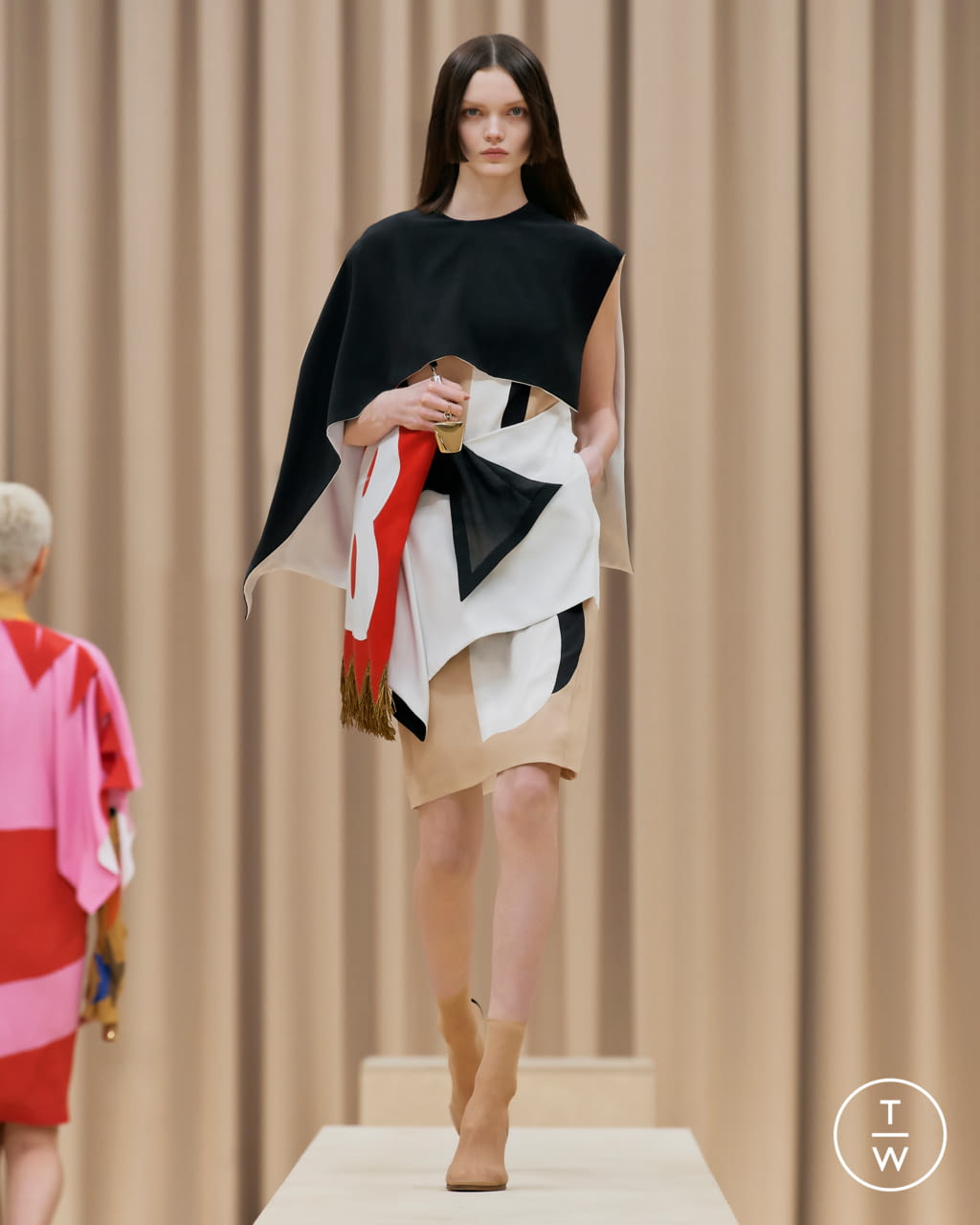 Fashion Week London Fall/Winter 2021 look 25 from the Burberry collection womenswear
