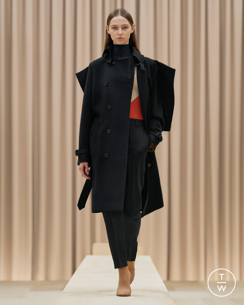 Fashion Week London Fall/Winter 2021 look 28 from the Burberry collection womenswear
