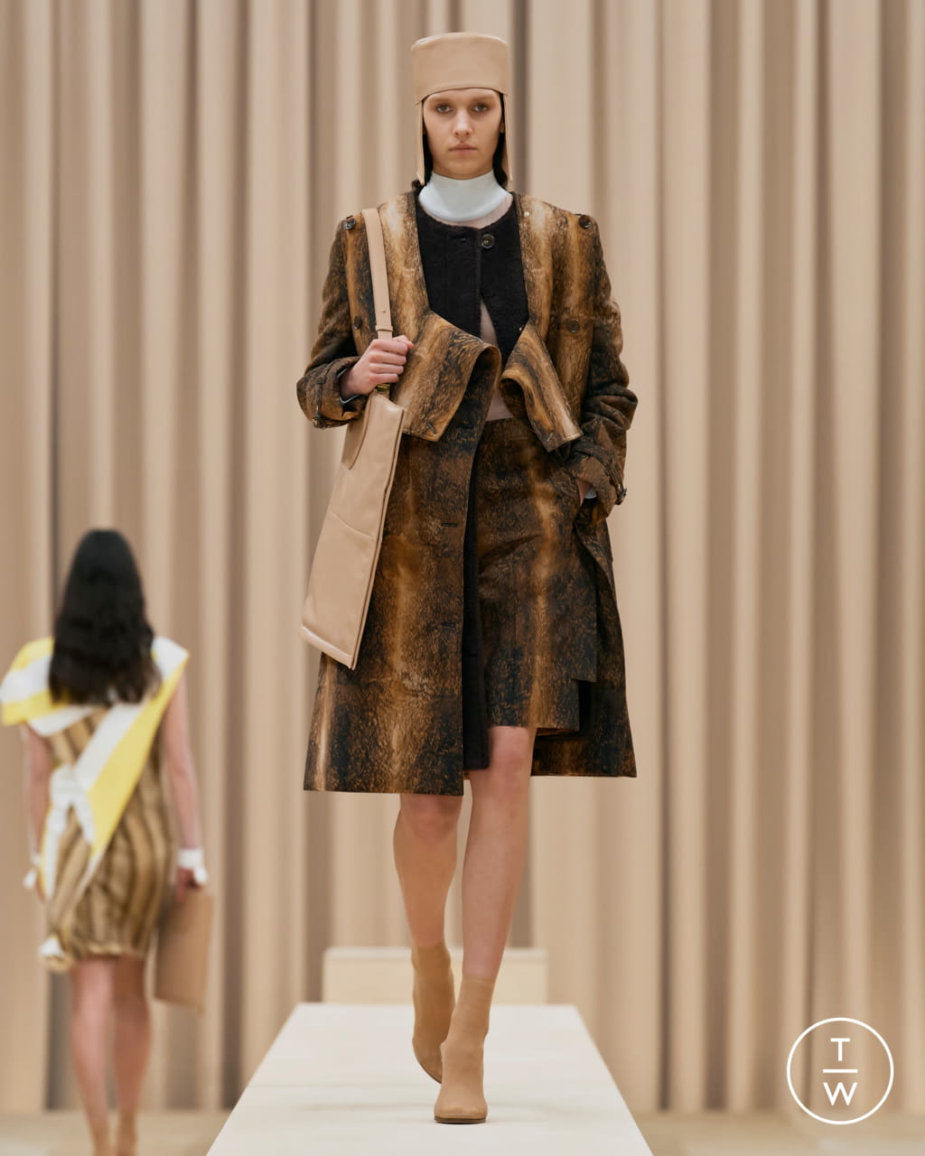 Fashion Week London Fall/Winter 2021 look 3 from the Burberry collection 女装