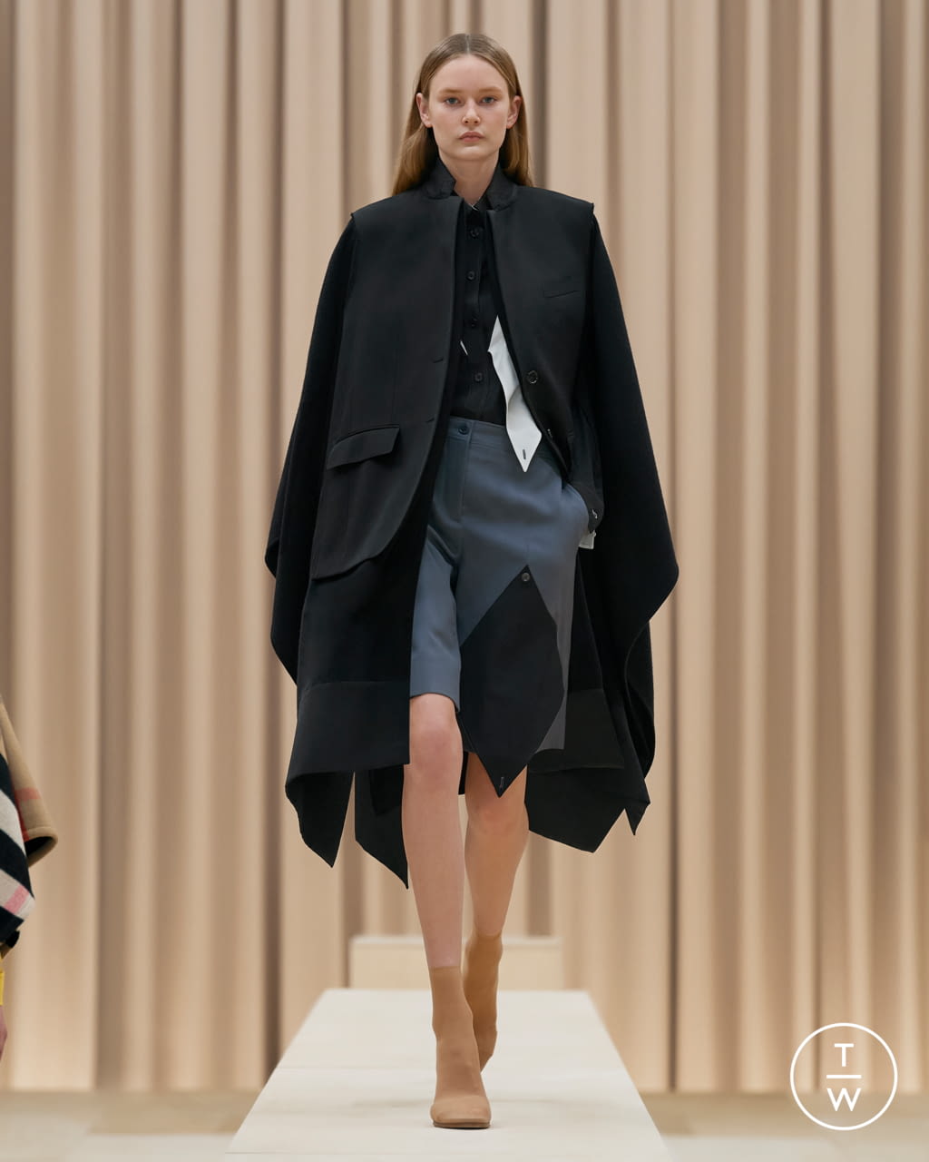 Fashion Week London Fall/Winter 2021 look 32 from the Burberry collection womenswear