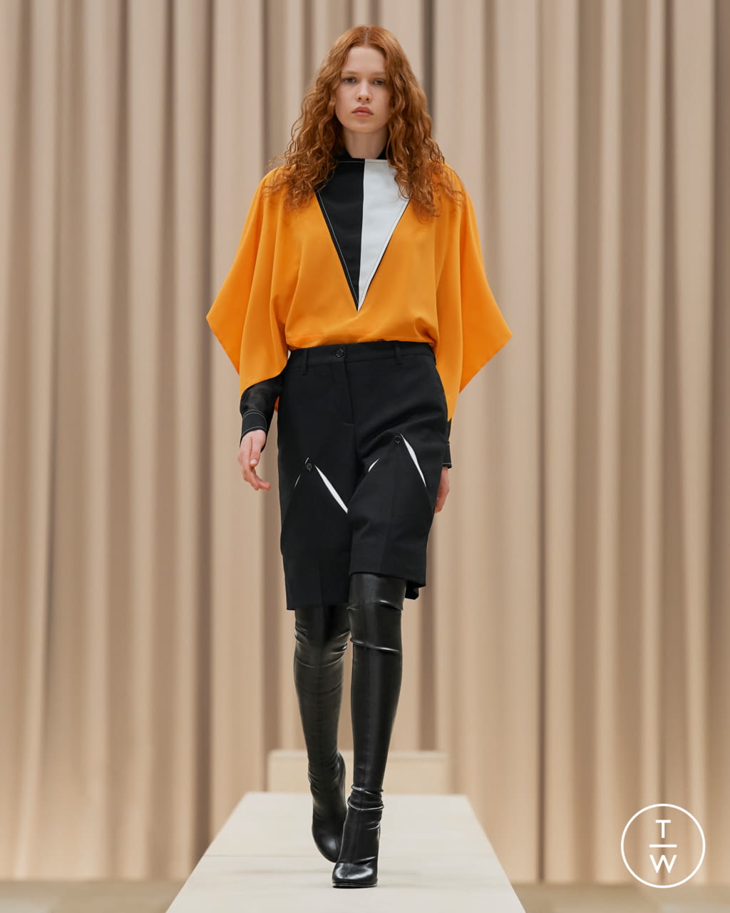 Fashion Week London Fall/Winter 2021 look 33 from the Burberry collection womenswear