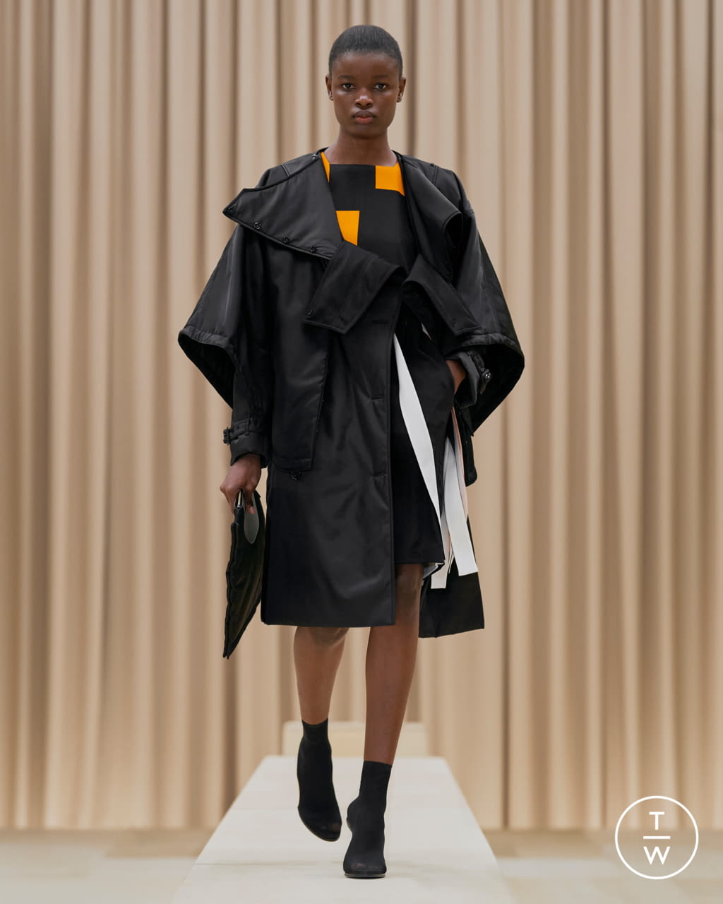 Fashion Week London Fall/Winter 2021 look 34 from the Burberry collection 女装