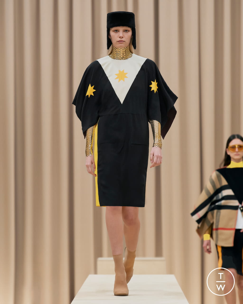 Fashion Week London Fall/Winter 2021 look 35 from the Burberry collection womenswear