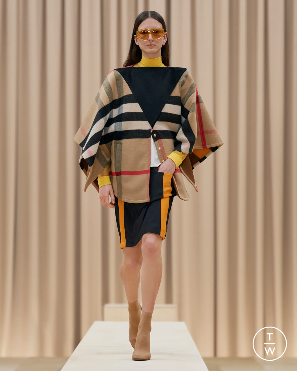 Fashion Week London Fall/Winter 2021 look 36 from the Burberry collection 女装