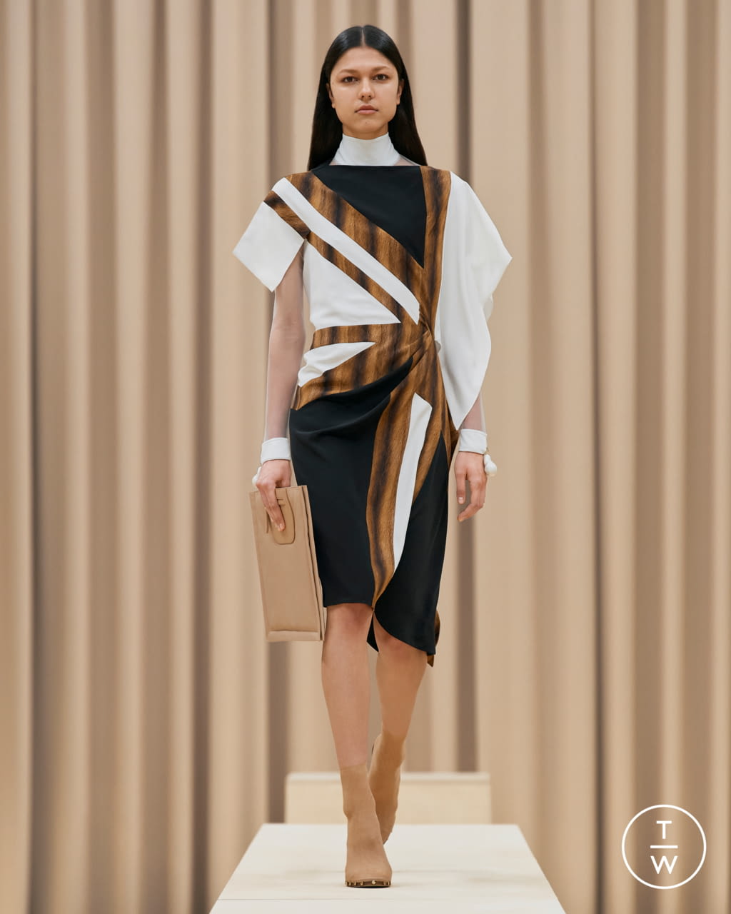 Fashion Week London Fall/Winter 2021 look 4 from the Burberry collection womenswear