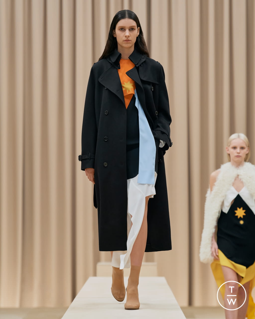 Fashion Week London Fall/Winter 2021 look 42 from the Burberry collection womenswear