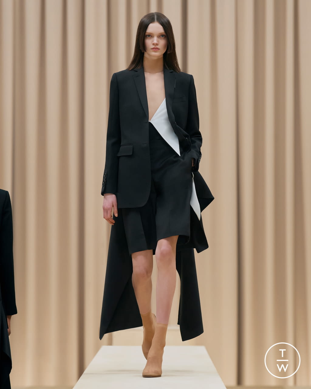 Fashion Week London Fall/Winter 2021 look 44 from the Burberry collection womenswear