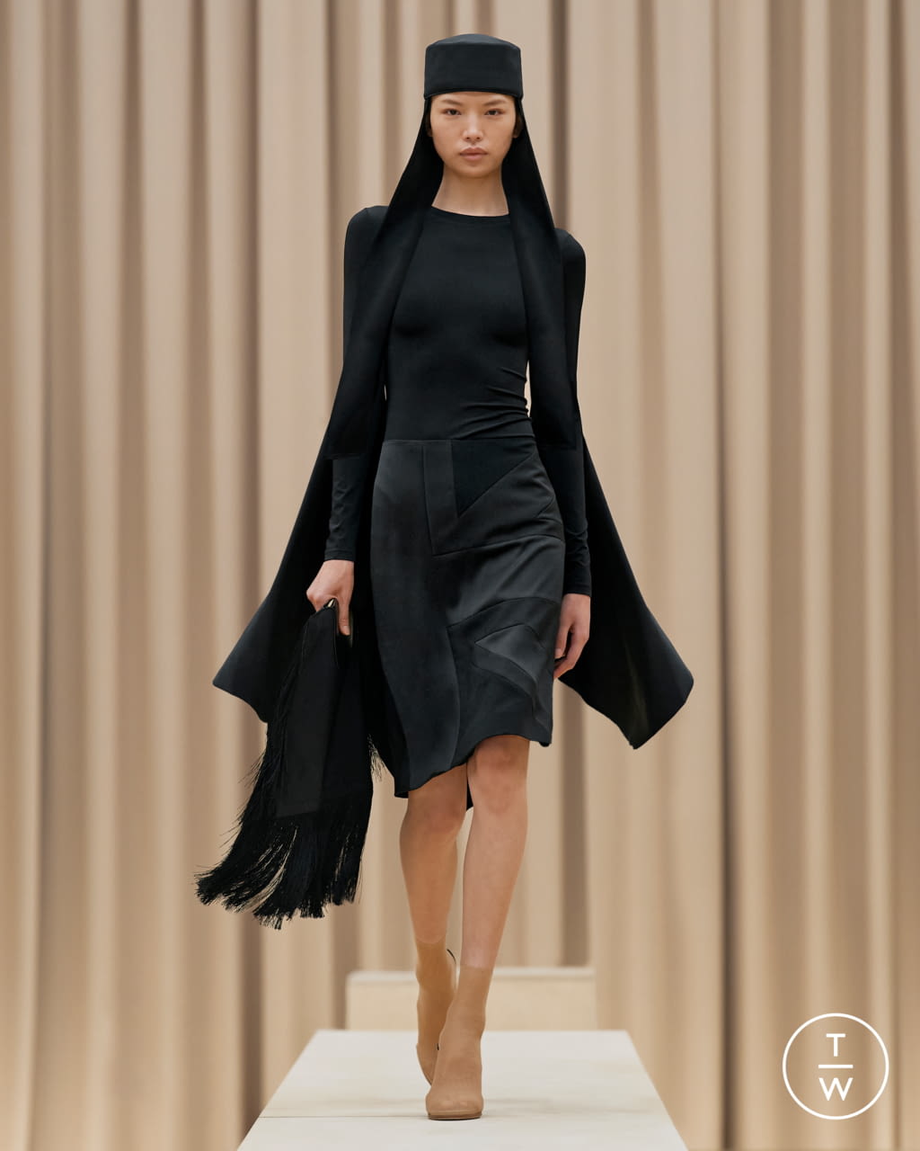 Fashion Week London Fall/Winter 2021 look 45 from the Burberry collection 女装