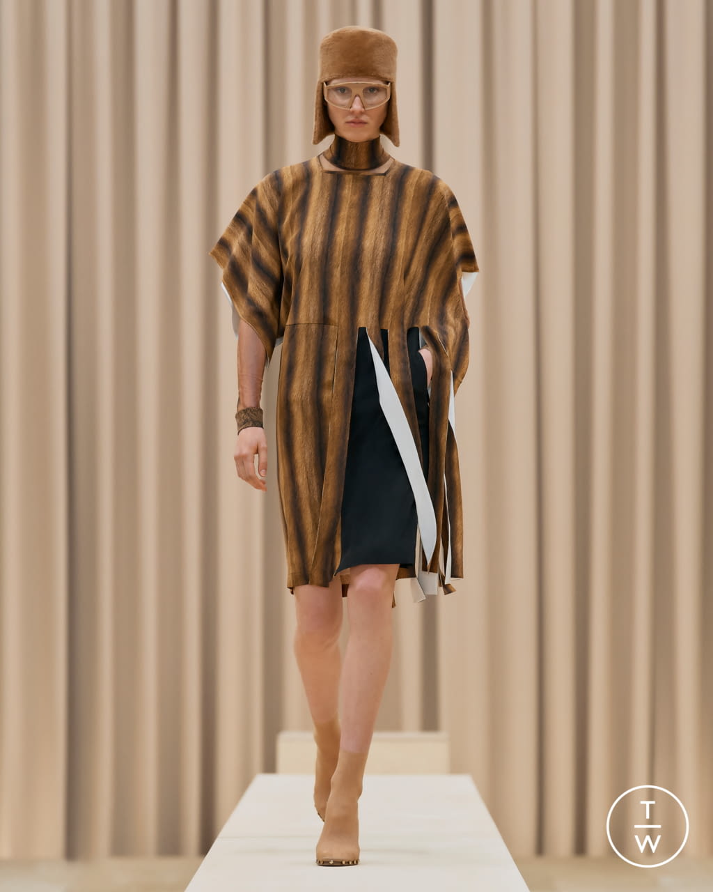 Fashion Week London Fall/Winter 2021 look 5 from the Burberry collection 女装