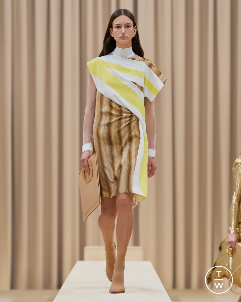 Fashion Week London Fall/Winter 2021 look 6 from the Burberry collection womenswear