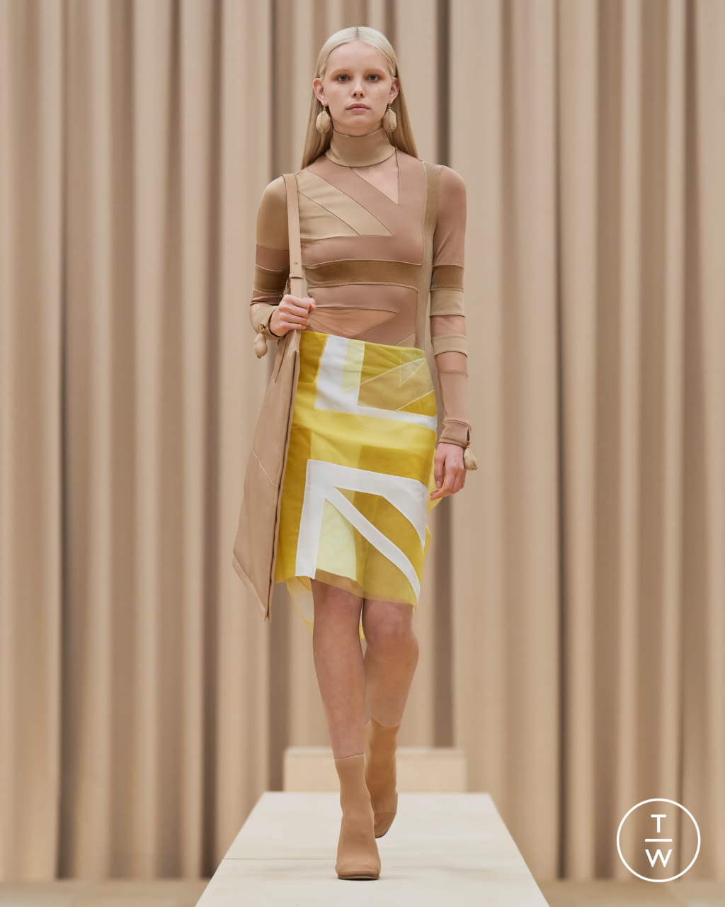 Fashion Week London Fall/Winter 2021 look 7 from the Burberry collection womenswear