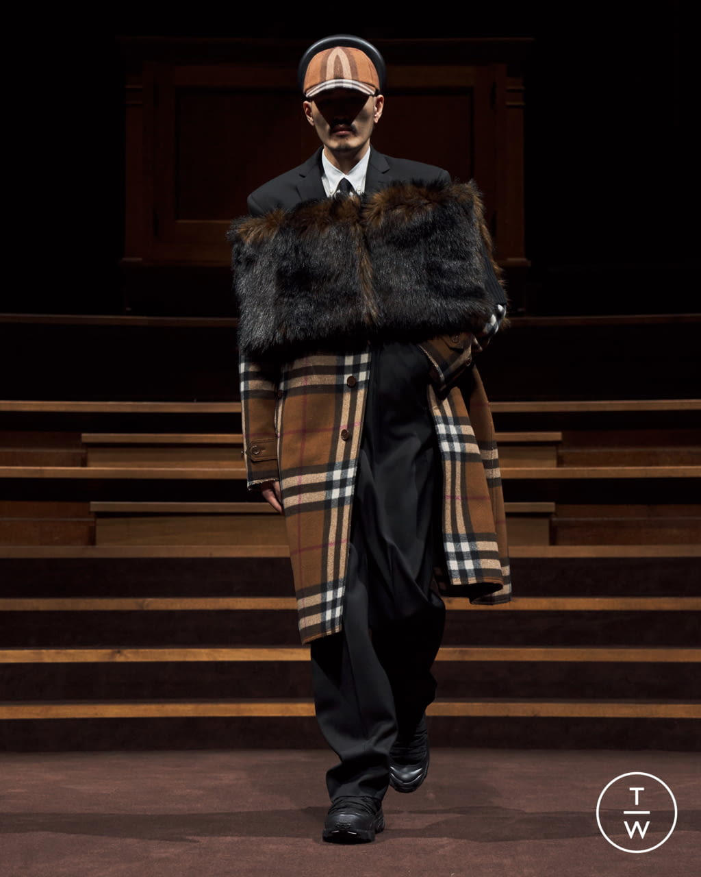 Fashion Week London Fall/Winter 2022 look 40 from the Burberry collection menswear