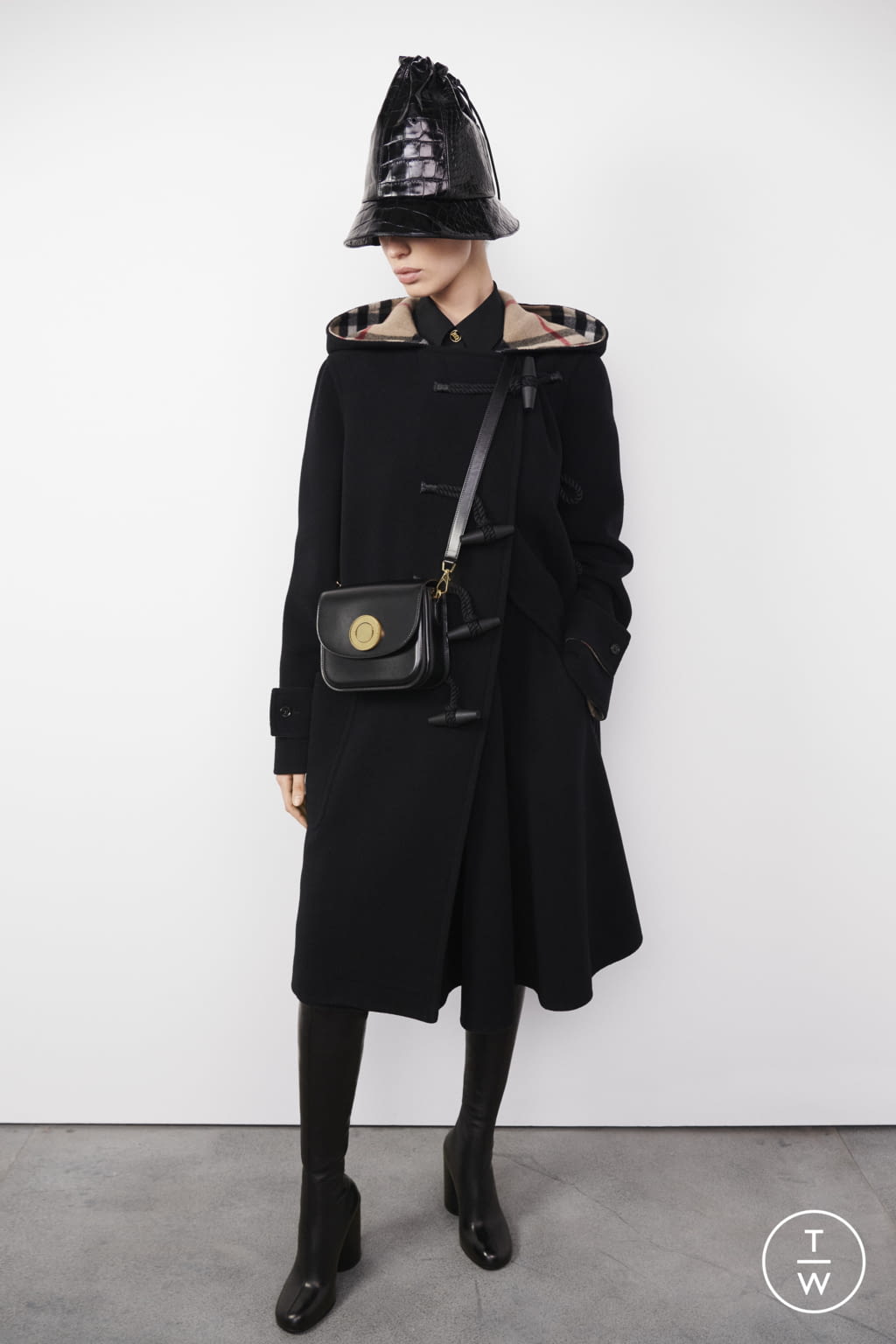 Fashion Week London Pre-Fall 2022 look 15 from the Burberry collection womenswear