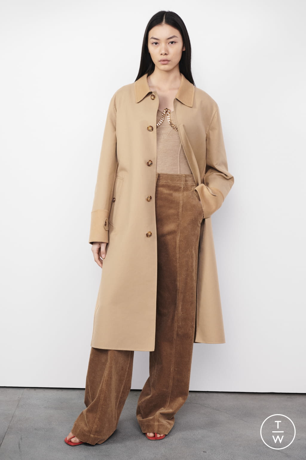 Fashion Week London Pre-Fall 2022 look 16 from the Burberry collection womenswear