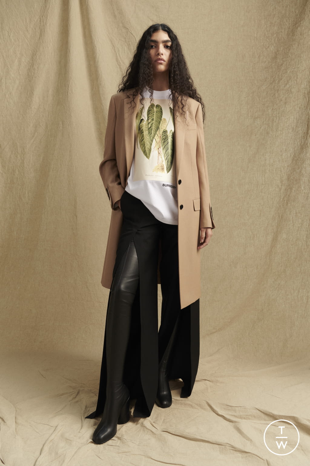 Fashion Week London Pre-Fall 2022 look 20 from the Burberry collection womenswear