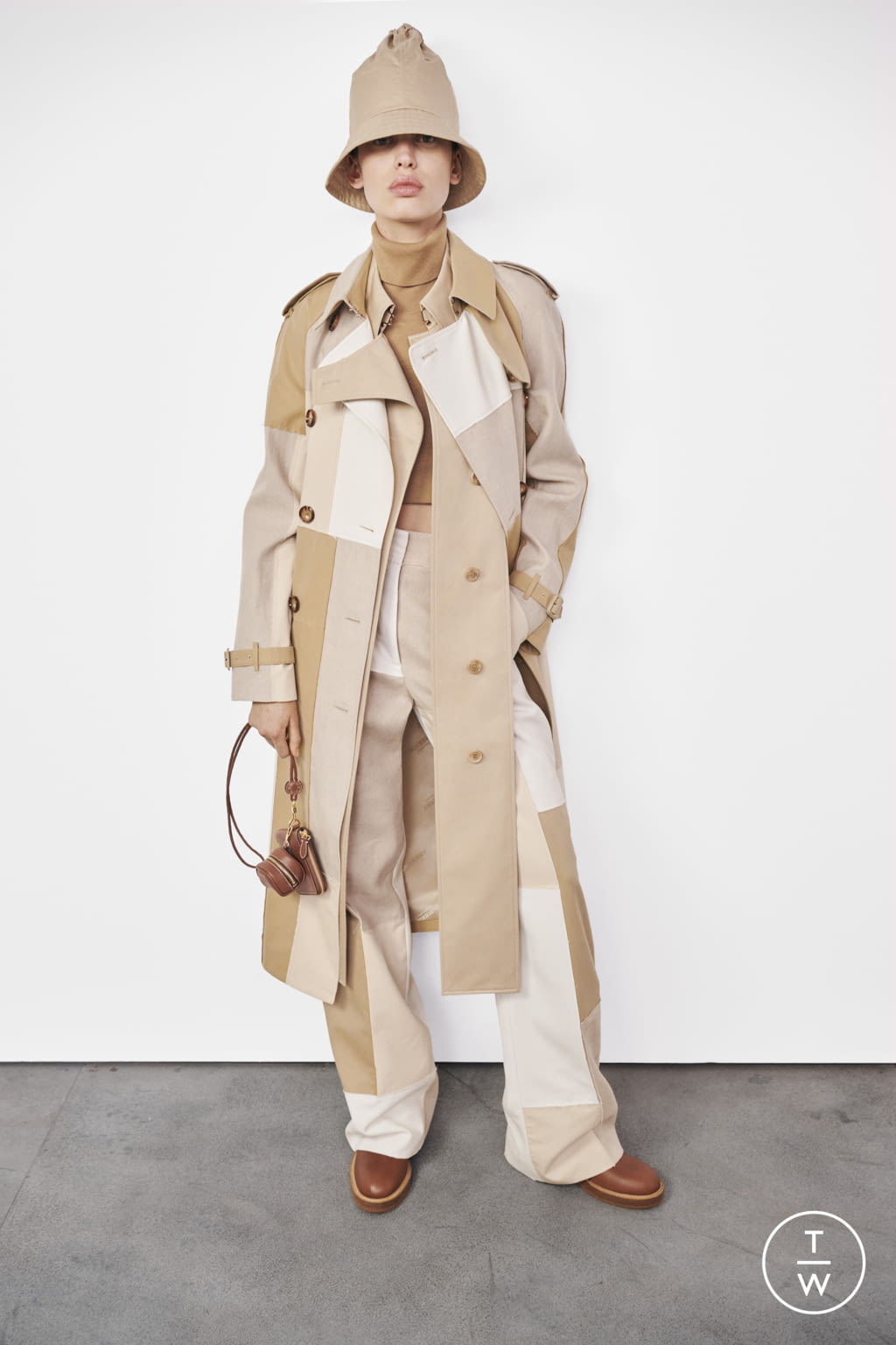Fashion Week London Pre-Fall 2022 look 2 from the Burberry collection womenswear