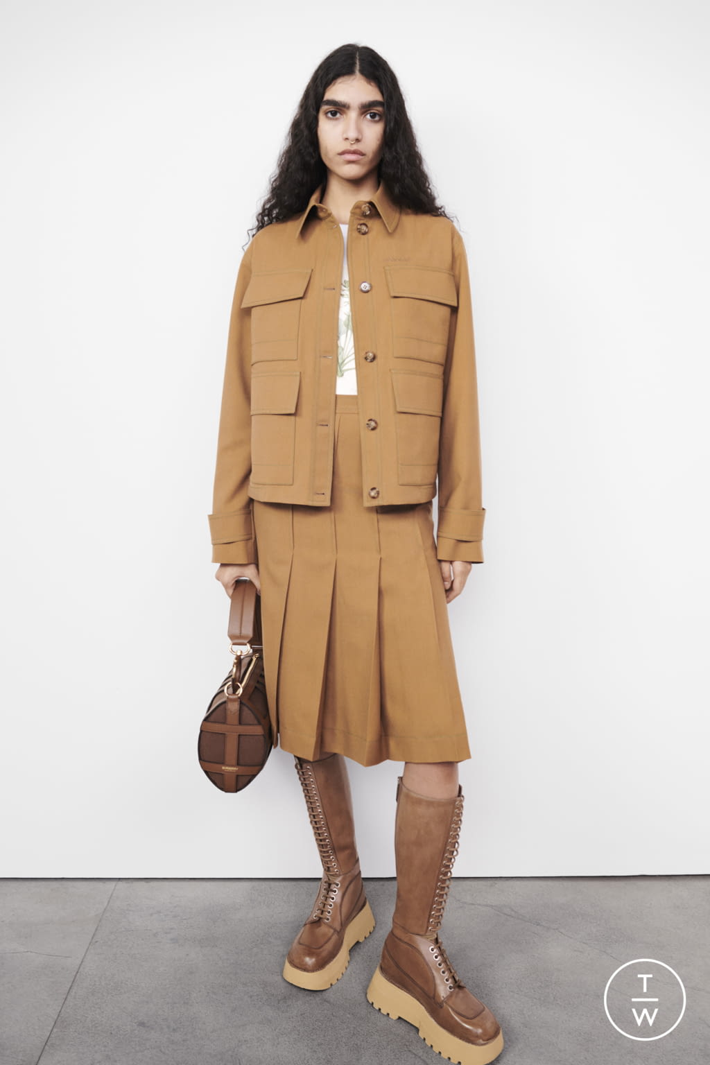 Fashion Week London Pre-Fall 2022 look 21 from the Burberry collection womenswear