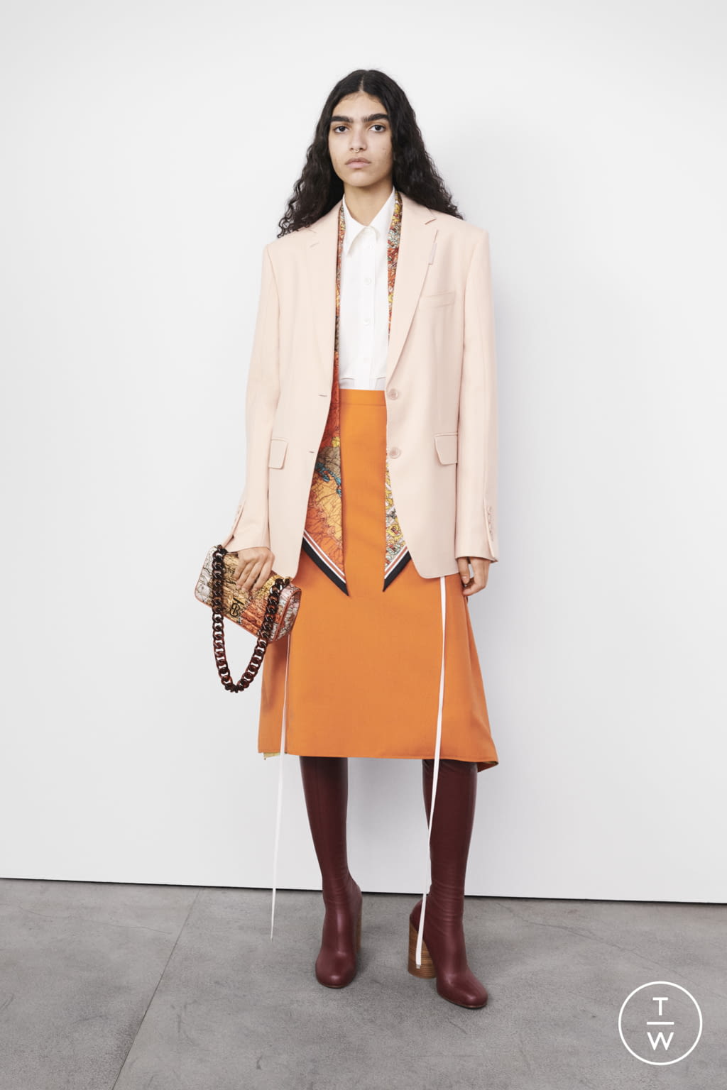 Fashion Week London Pre-Fall 2022 look 27 from the Burberry collection womenswear
