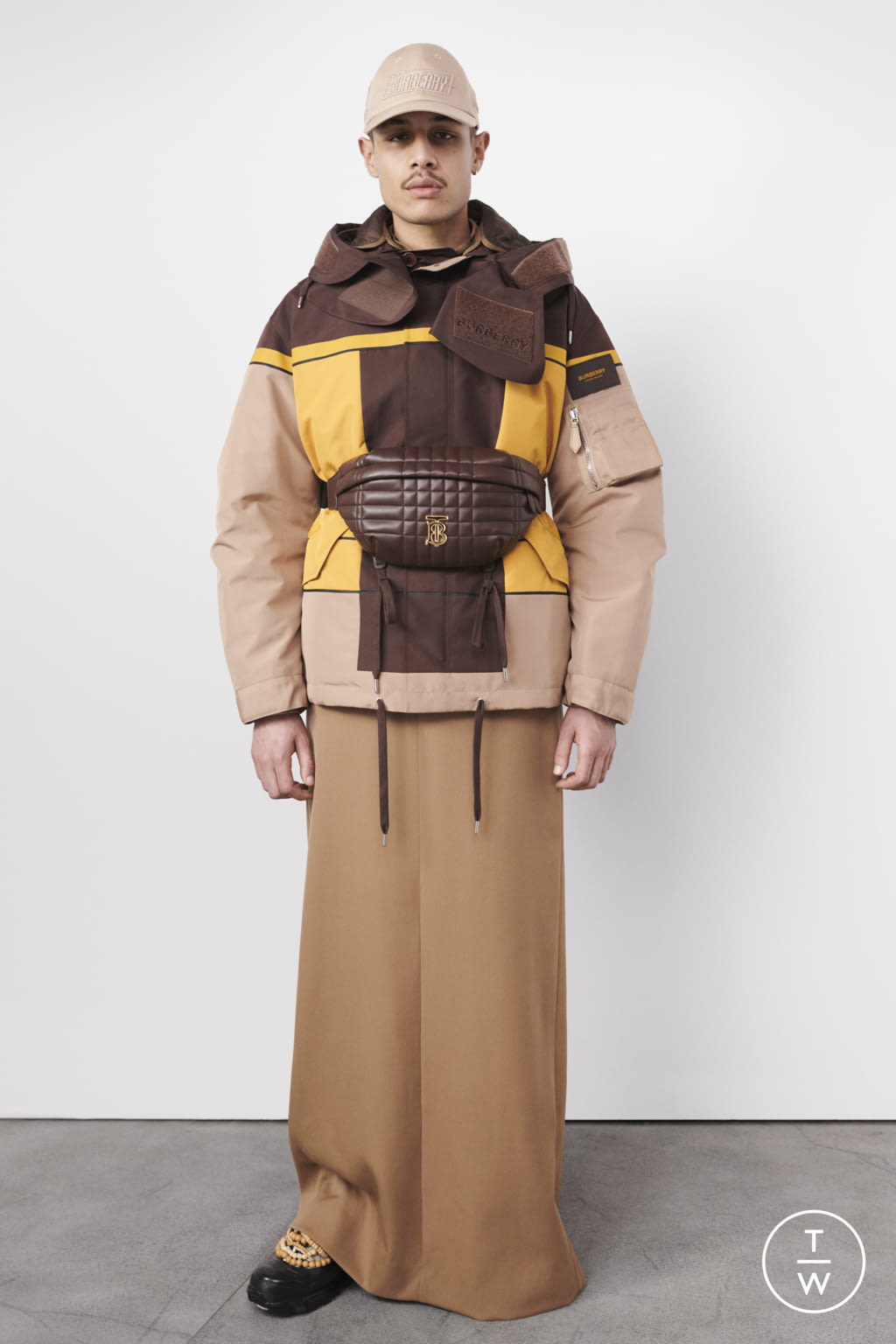 Fashion Week London Pre-Fall 2022 look 39 from the Burberry collection womenswear