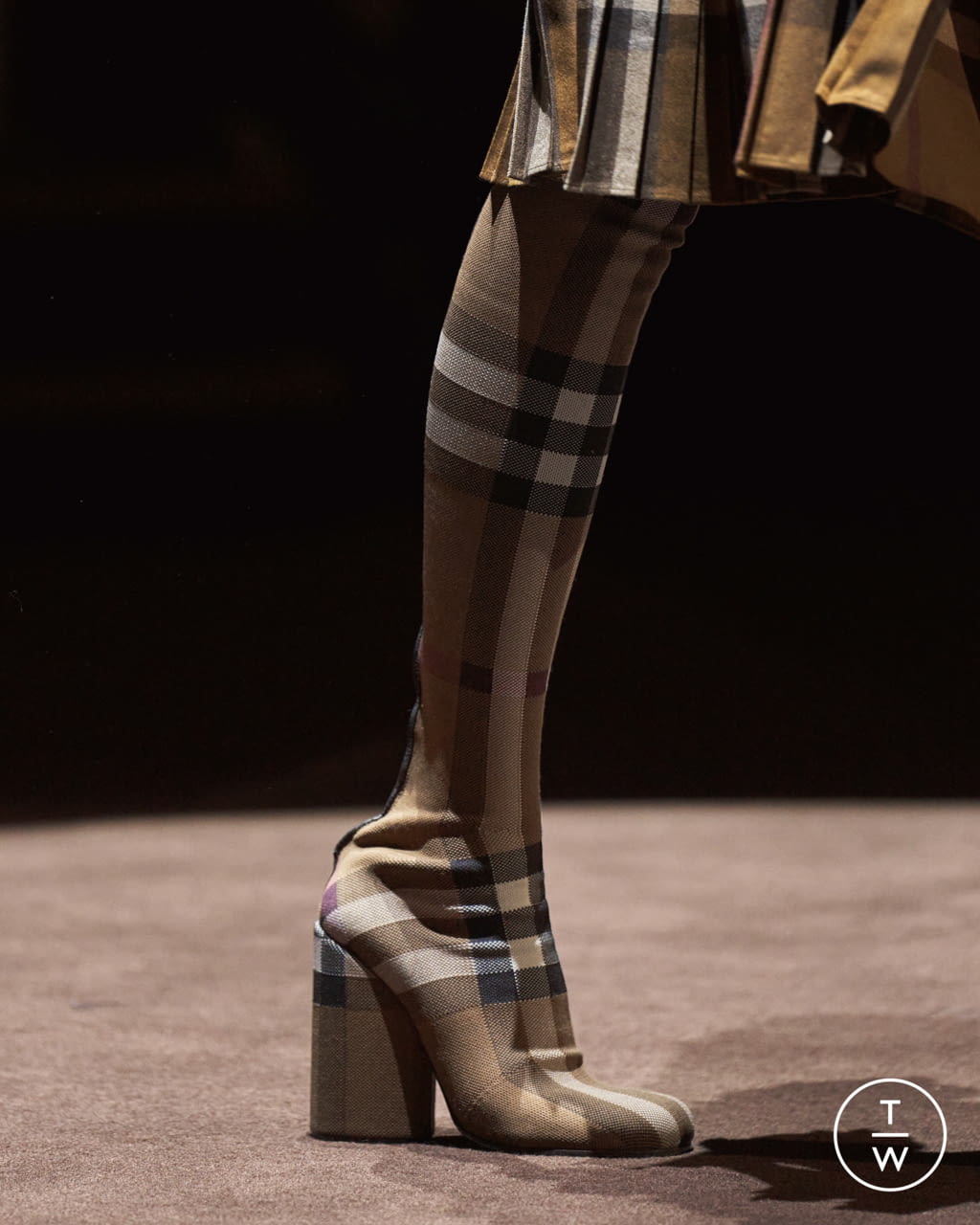 Fashion Week London Fall/Winter 2022 look 12 from the Burberry collection womenswear accessories