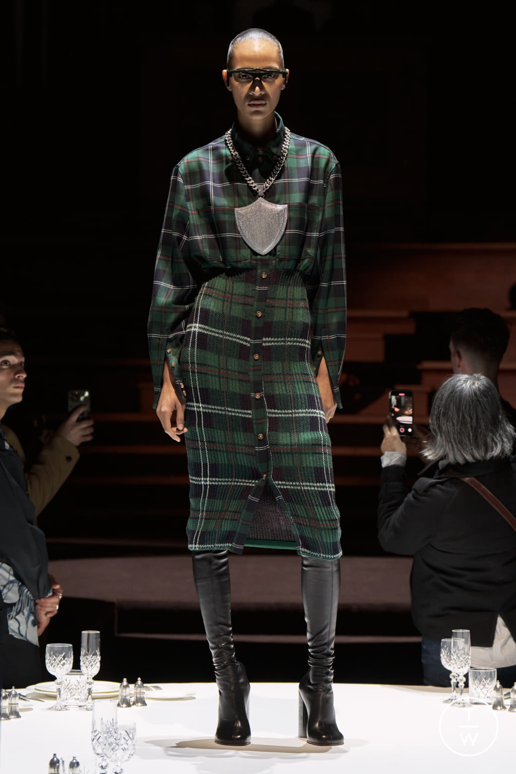 Fashion Week London Fall/Winter 2022 look 15 from the Burberry collection 女装