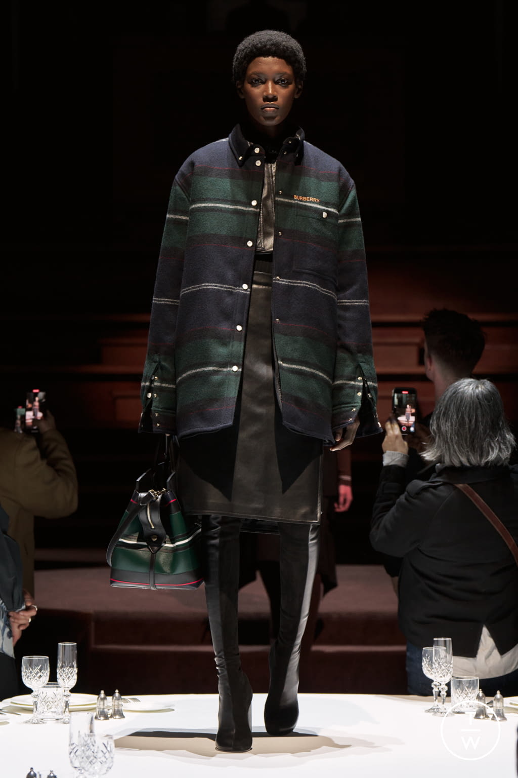 Fashion Week London Fall/Winter 2022 look 17 from the Burberry collection 女装