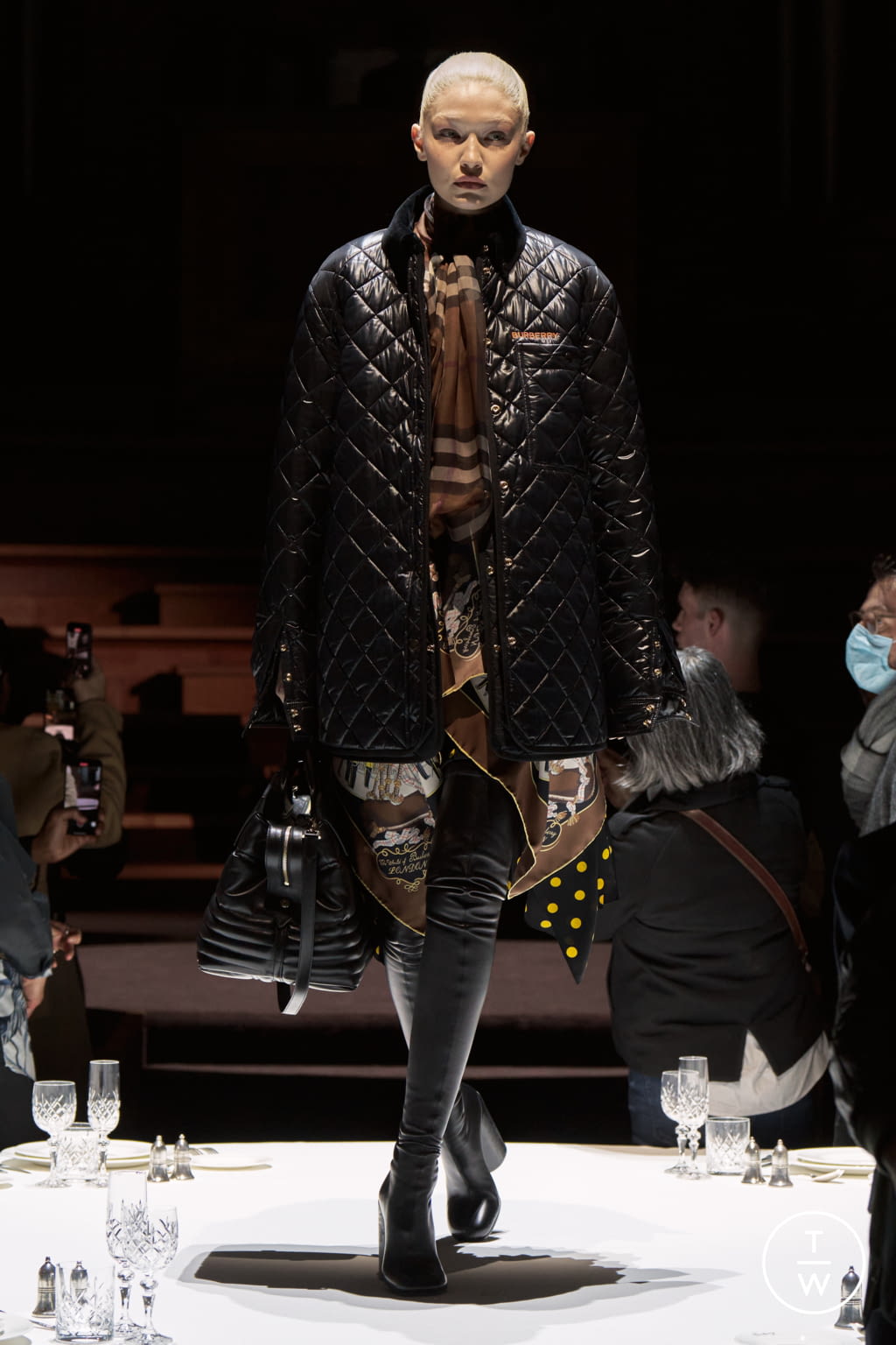 Fashion Week London Fall/Winter 2022 look 19 from the Burberry collection womenswear