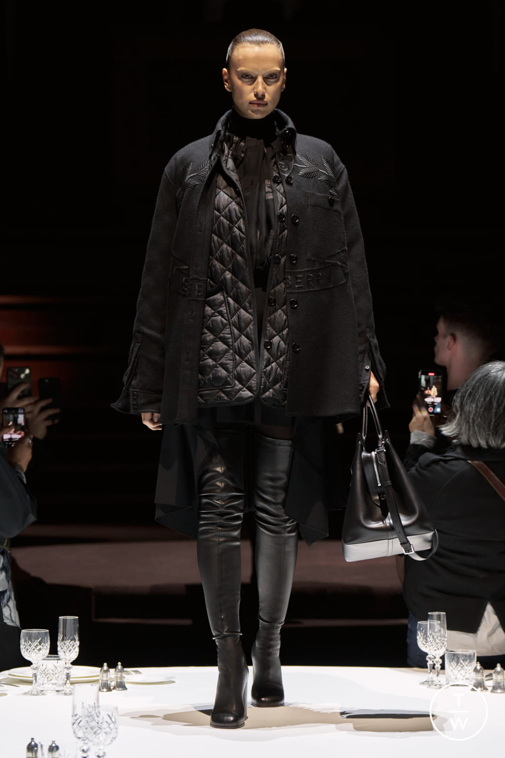 Fashion Week London Fall/Winter 2022 look 18 from the Burberry collection 女装