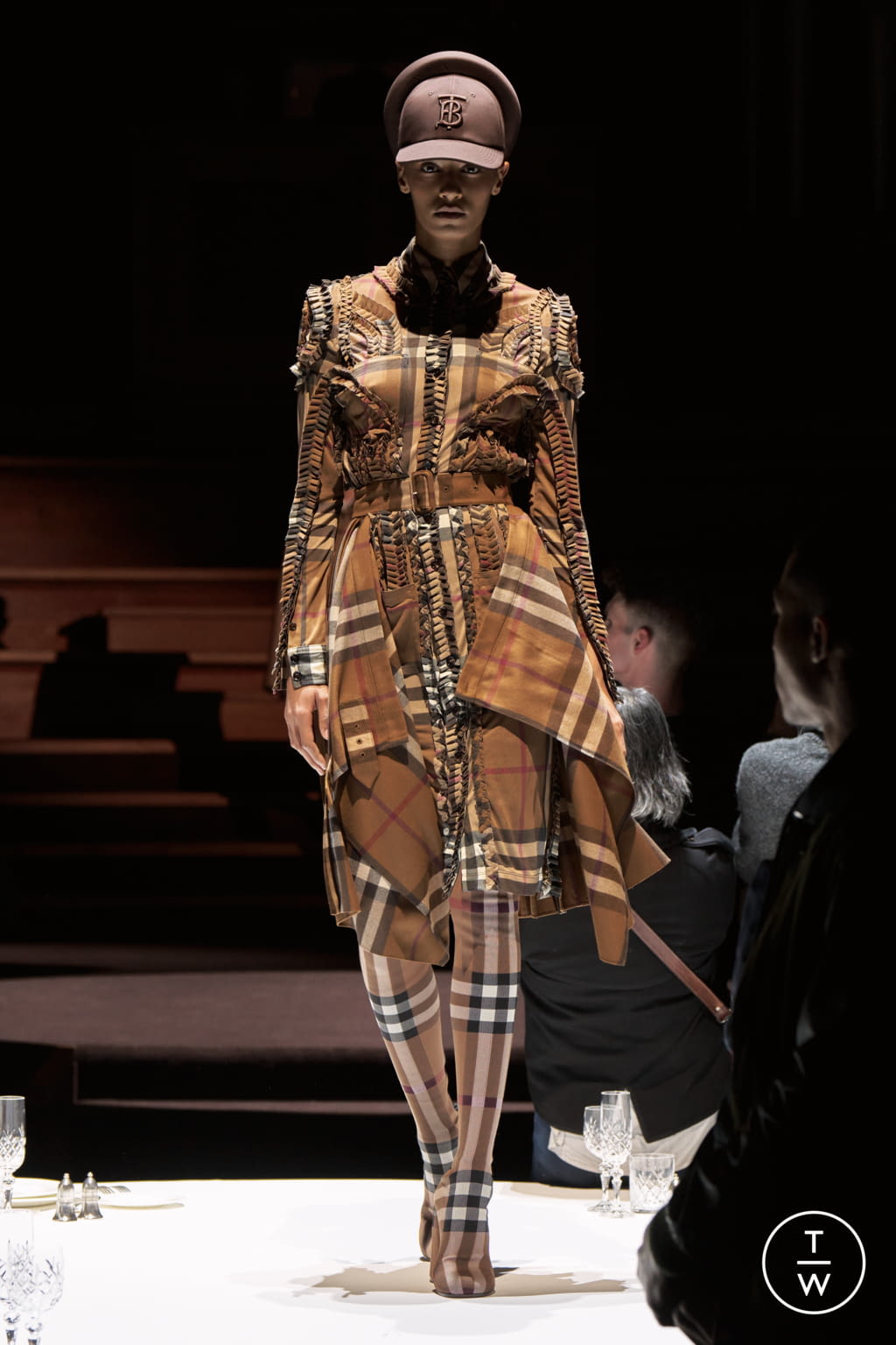 Fashion Week London Fall/Winter 2022 look 2 from the Burberry collection 女装