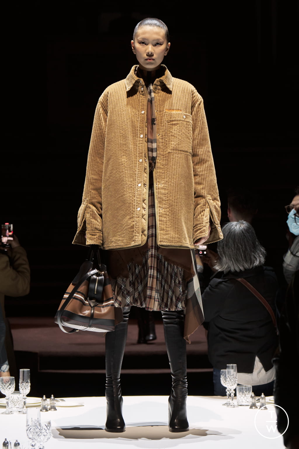 Fashion Week London Fall/Winter 2022 look 21 from the Burberry collection womenswear