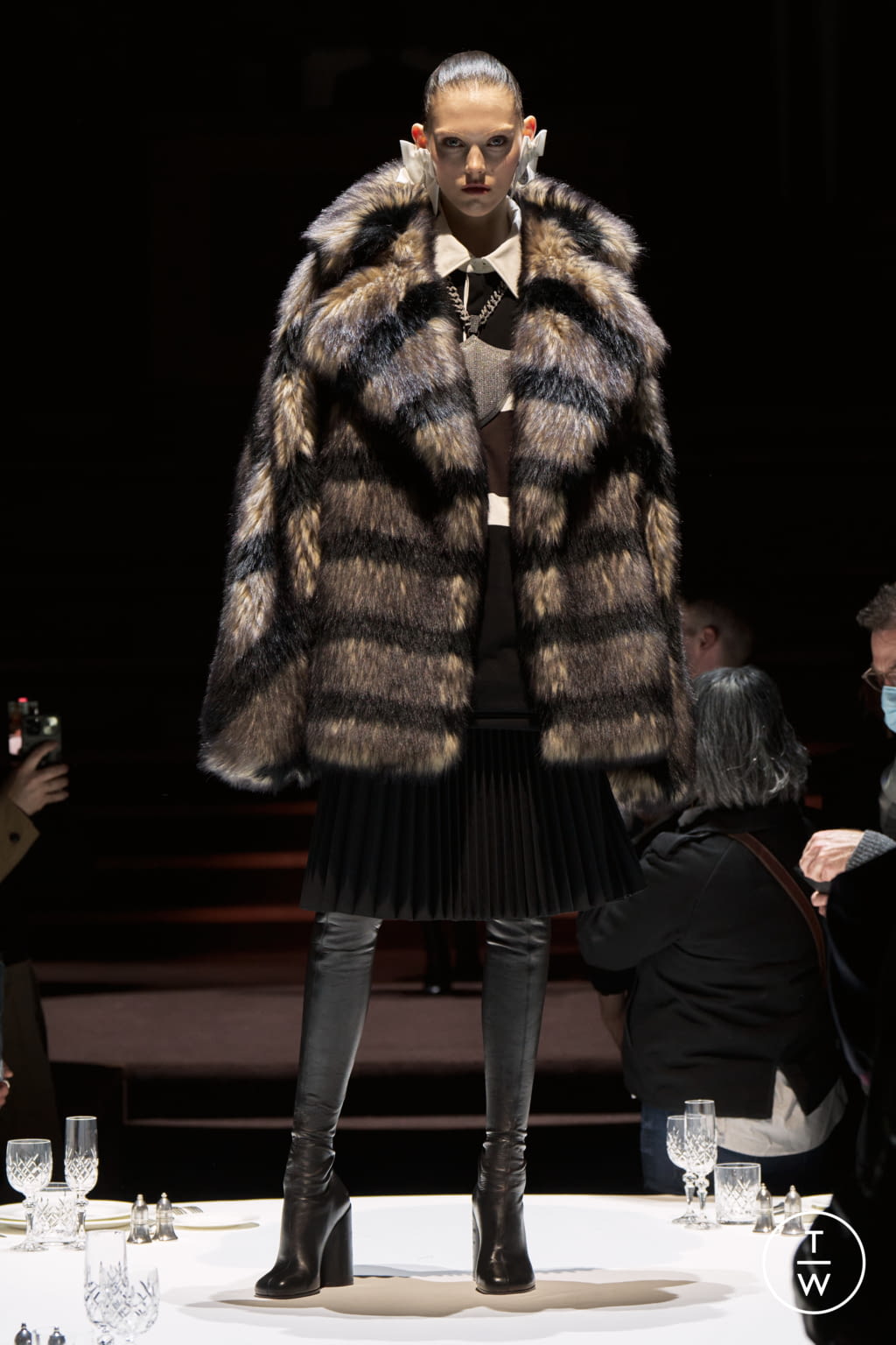 Fashion Week London Fall/Winter 2022 look 25 from the Burberry collection 女装