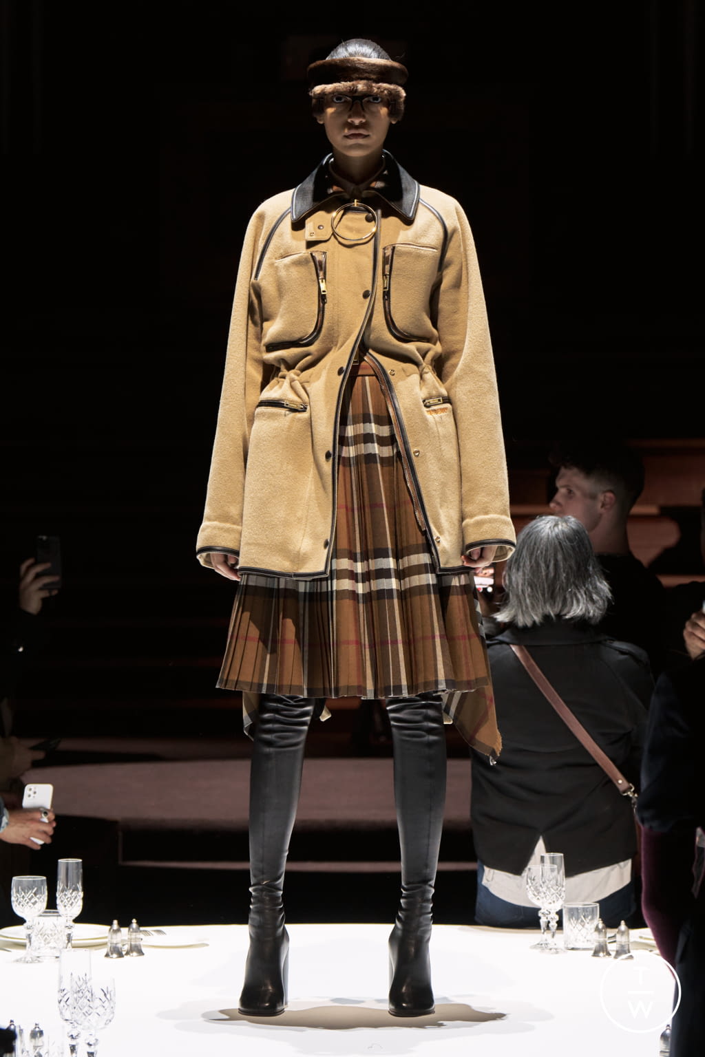 Fashion Week London Fall/Winter 2022 look 4 from the Burberry collection womenswear