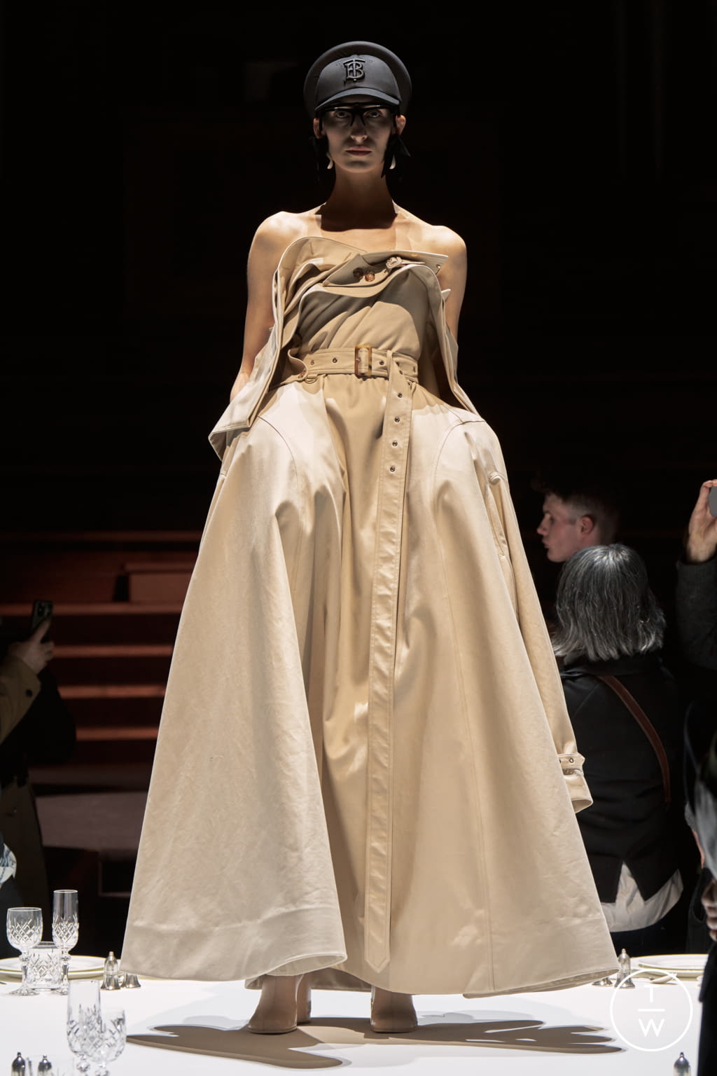 Fashion Week London Fall/Winter 2022 look 30 de la collection Burberry womenswear