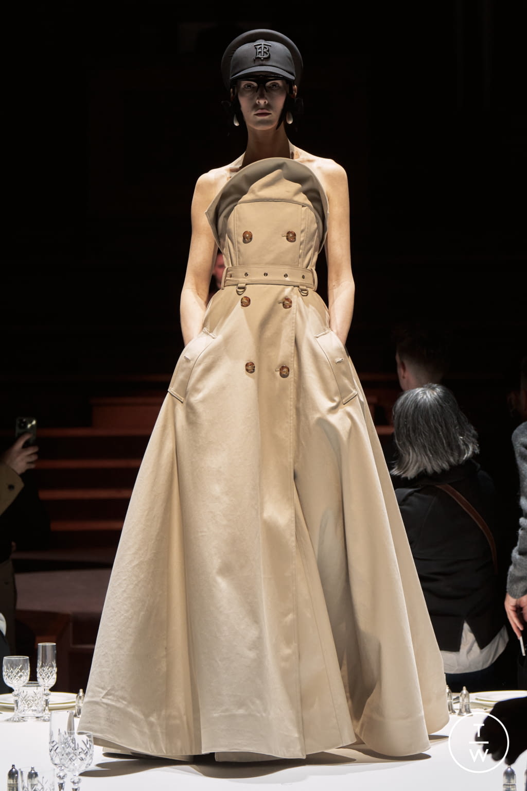 Fashion Week London Fall/Winter 2022 look 32 de la collection Burberry womenswear