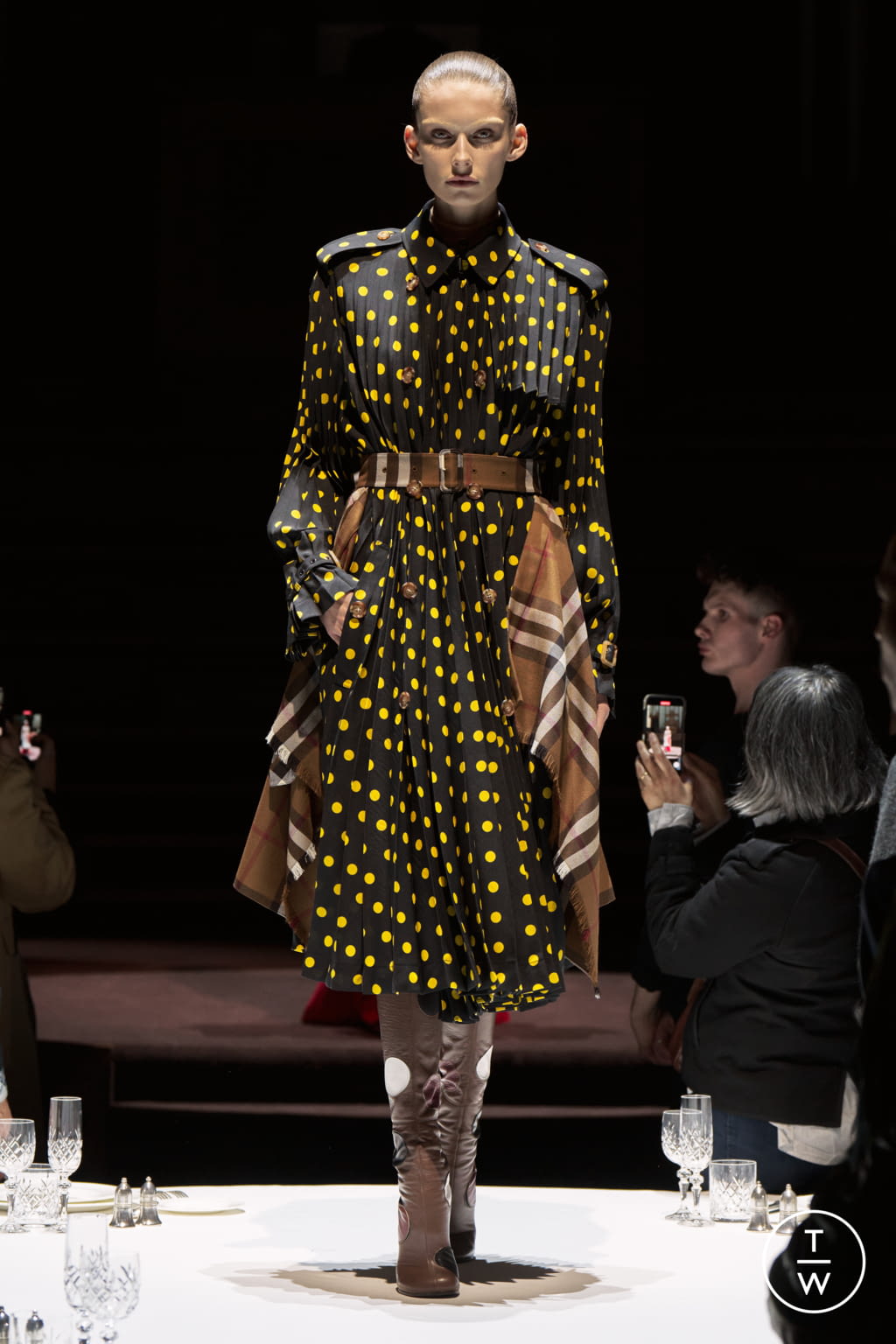 Fashion Week London Fall/Winter 2022 look 44 from the Burberry collection womenswear