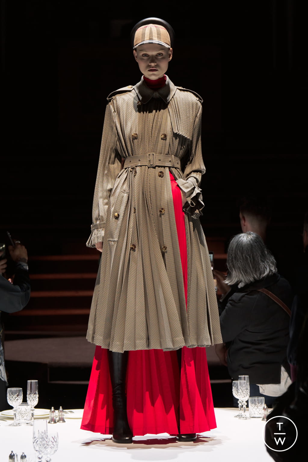 Fashion Week London Fall/Winter 2022 look 46 from the Burberry collection womenswear