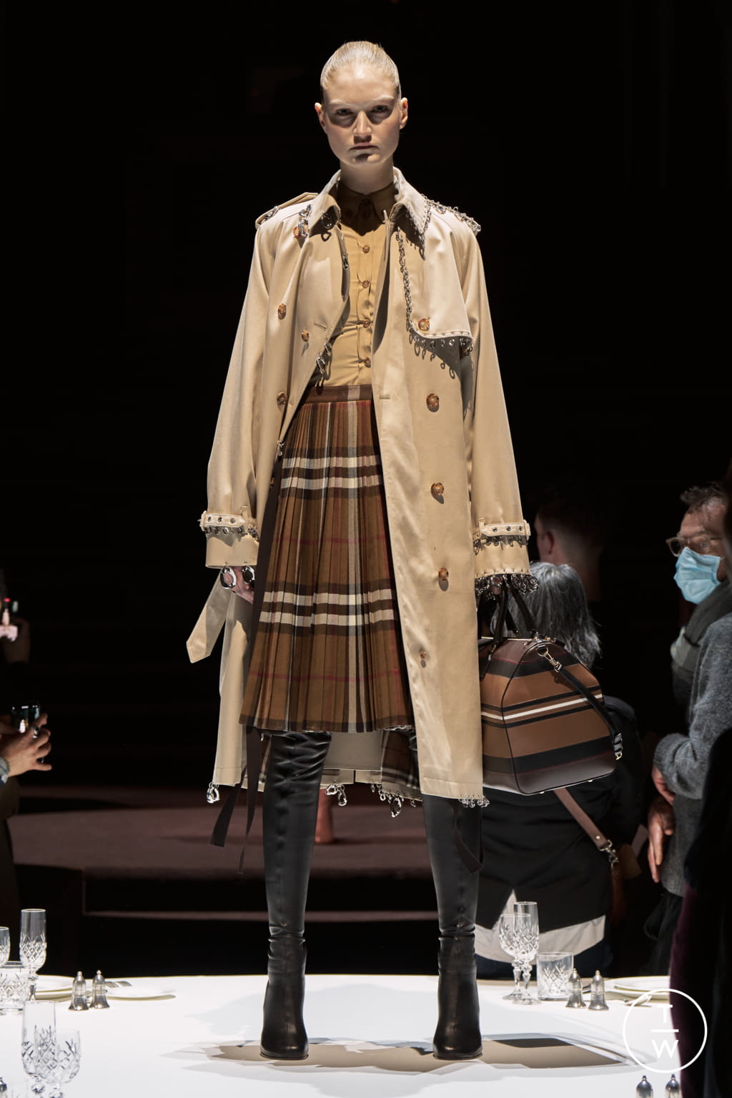 Fashion Week London Fall/Winter 2022 look 5 from the Burberry collection 女装