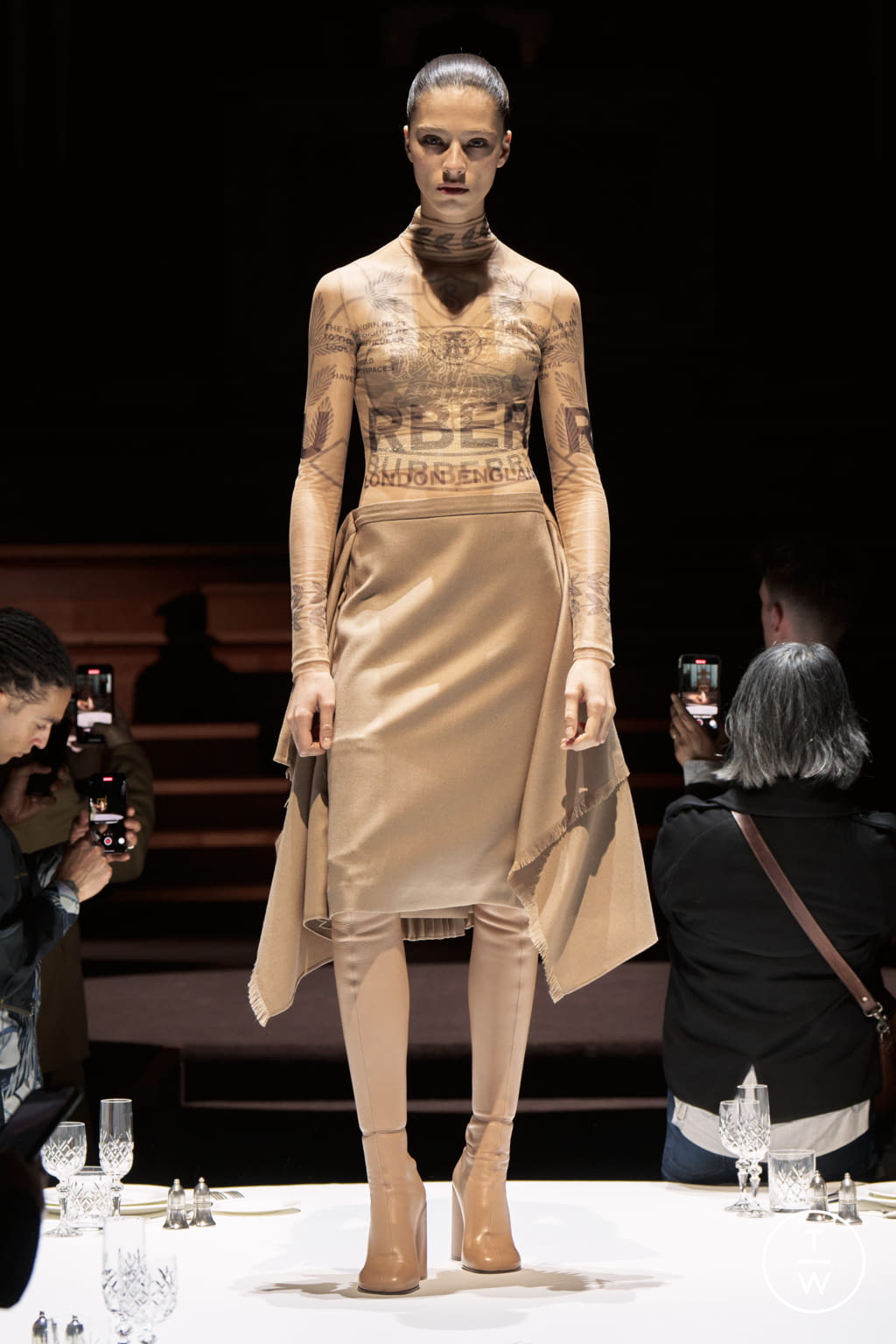 Fashion Week London Fall/Winter 2022 look 7 from the Burberry collection 女装