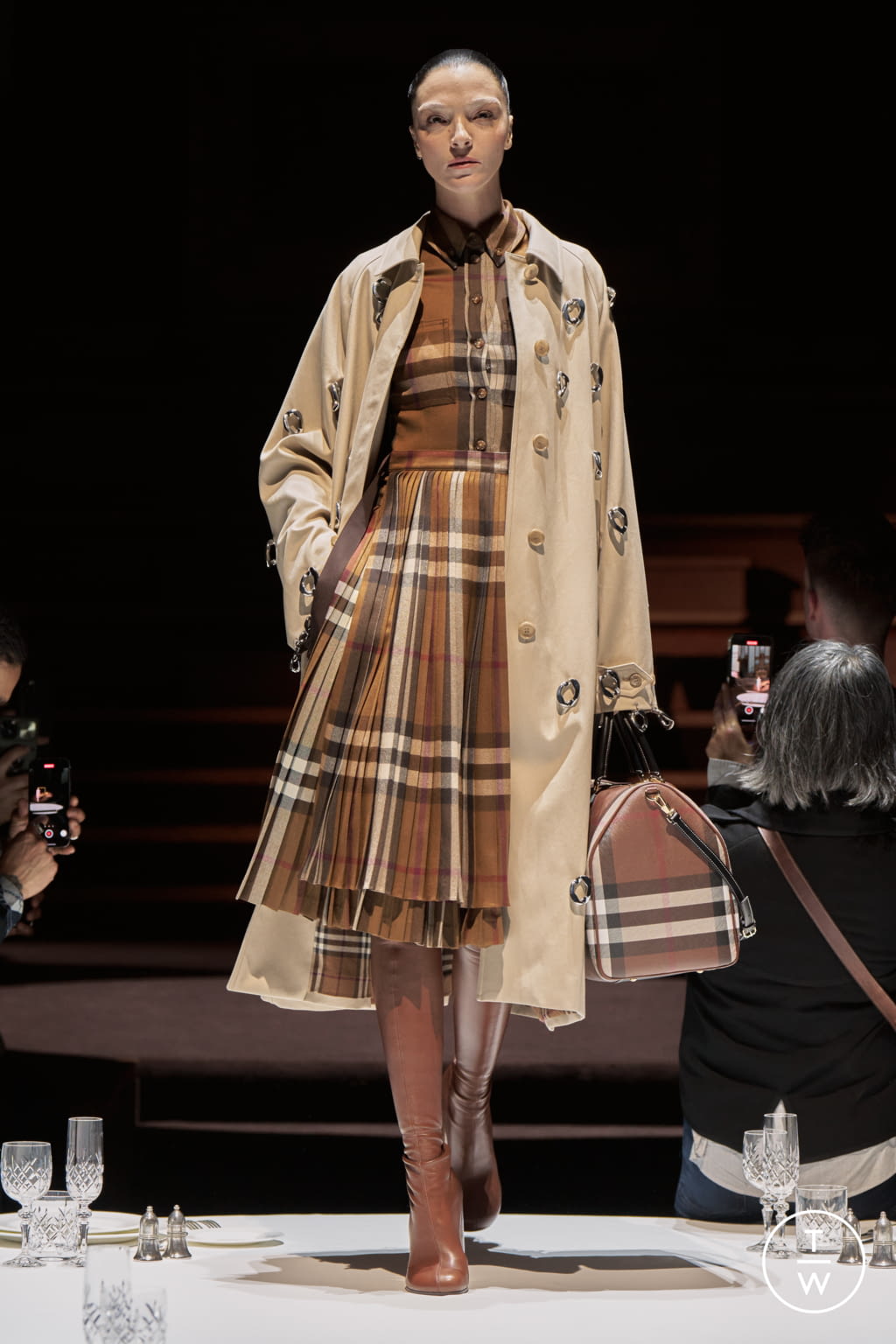 Fashion Week London Fall/Winter 2022 look 6 from the Burberry collection 女装