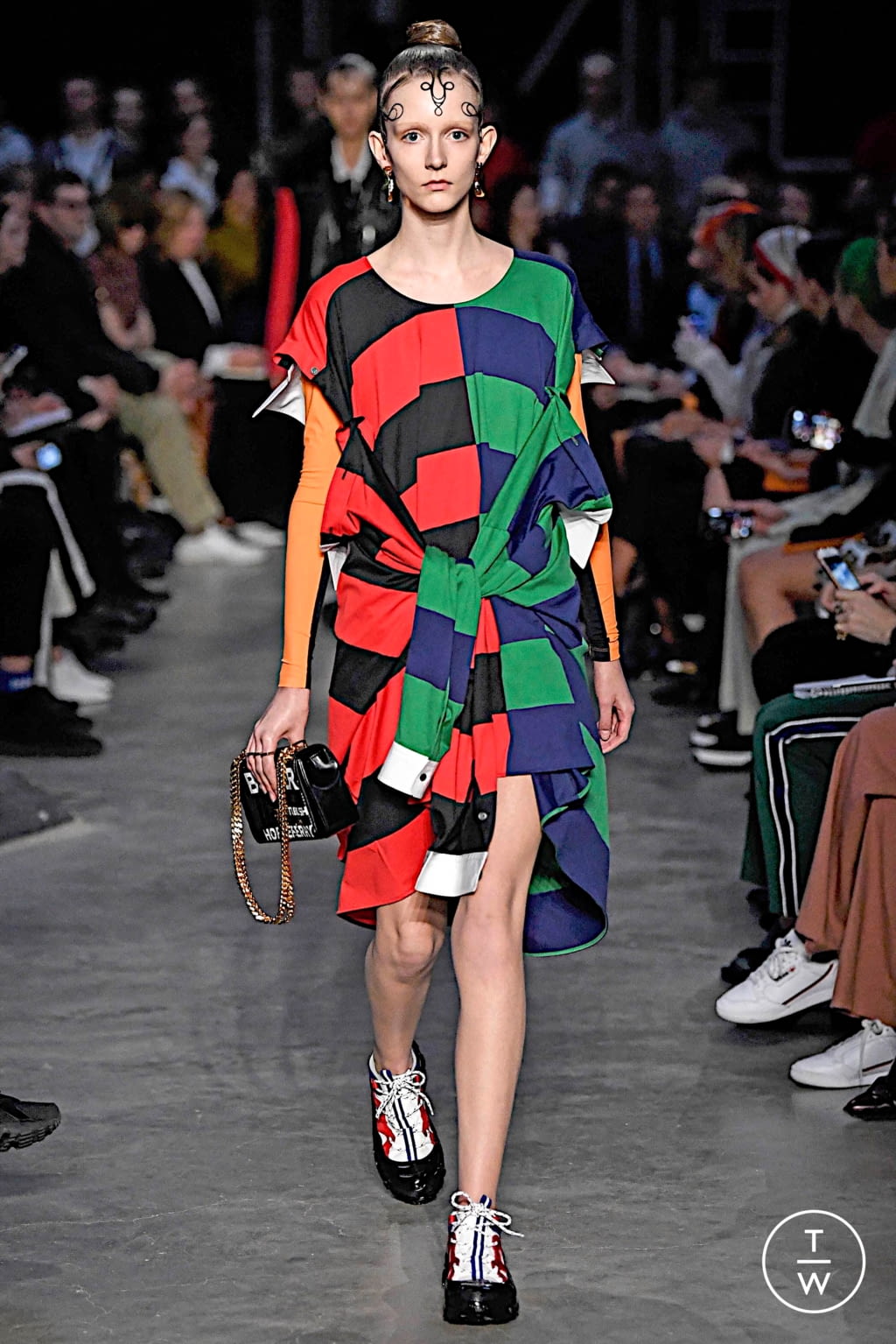 Fashion Week London Fall/Winter 2019 look 2 from the Burberry collection womenswear