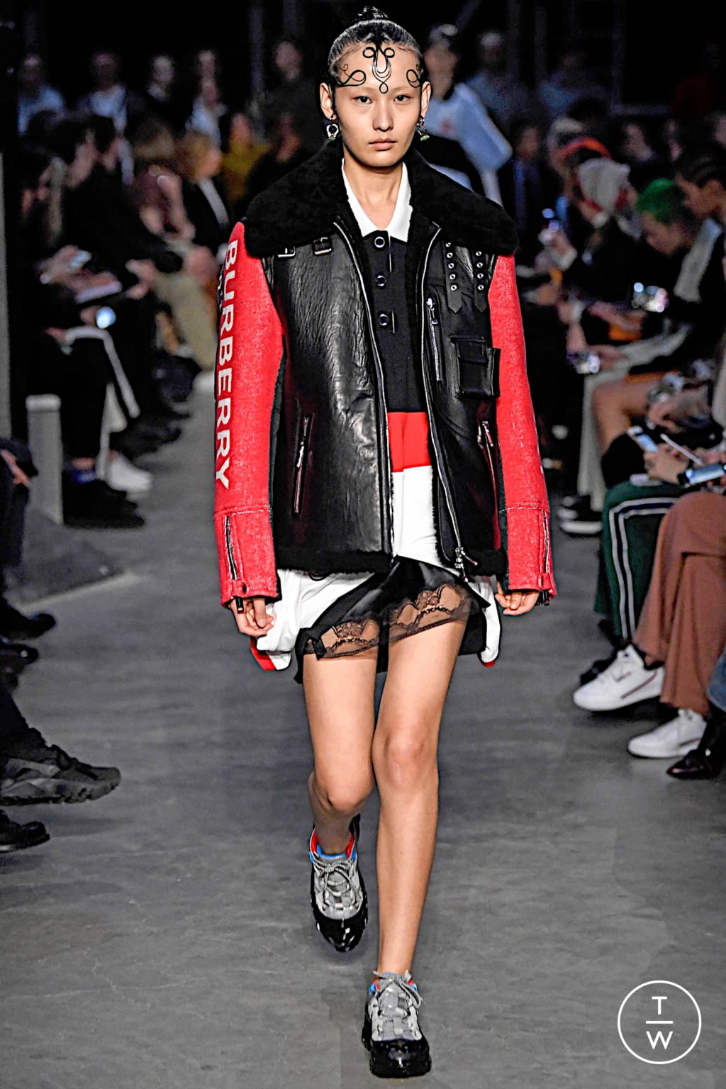 Fashion Week London Fall/Winter 2019 look 3 from the Burberry collection womenswear
