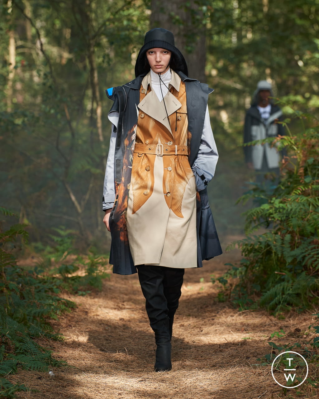 Fashion Week London Spring/Summer 2021 look 31 from the Burberry collection womenswear