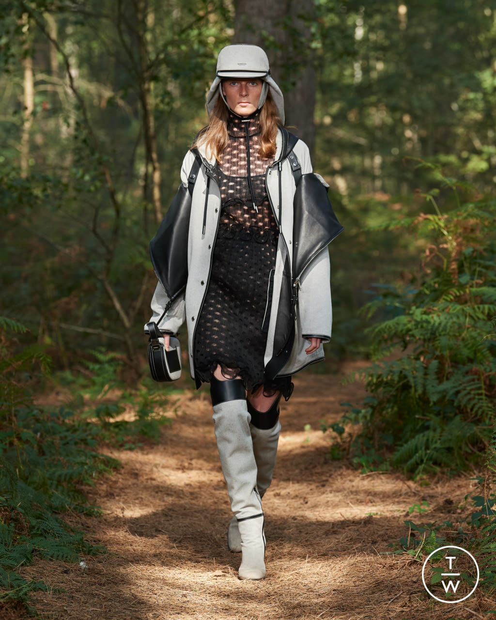 Fashion Week London Spring/Summer 2021 look 33 from the Burberry collection womenswear