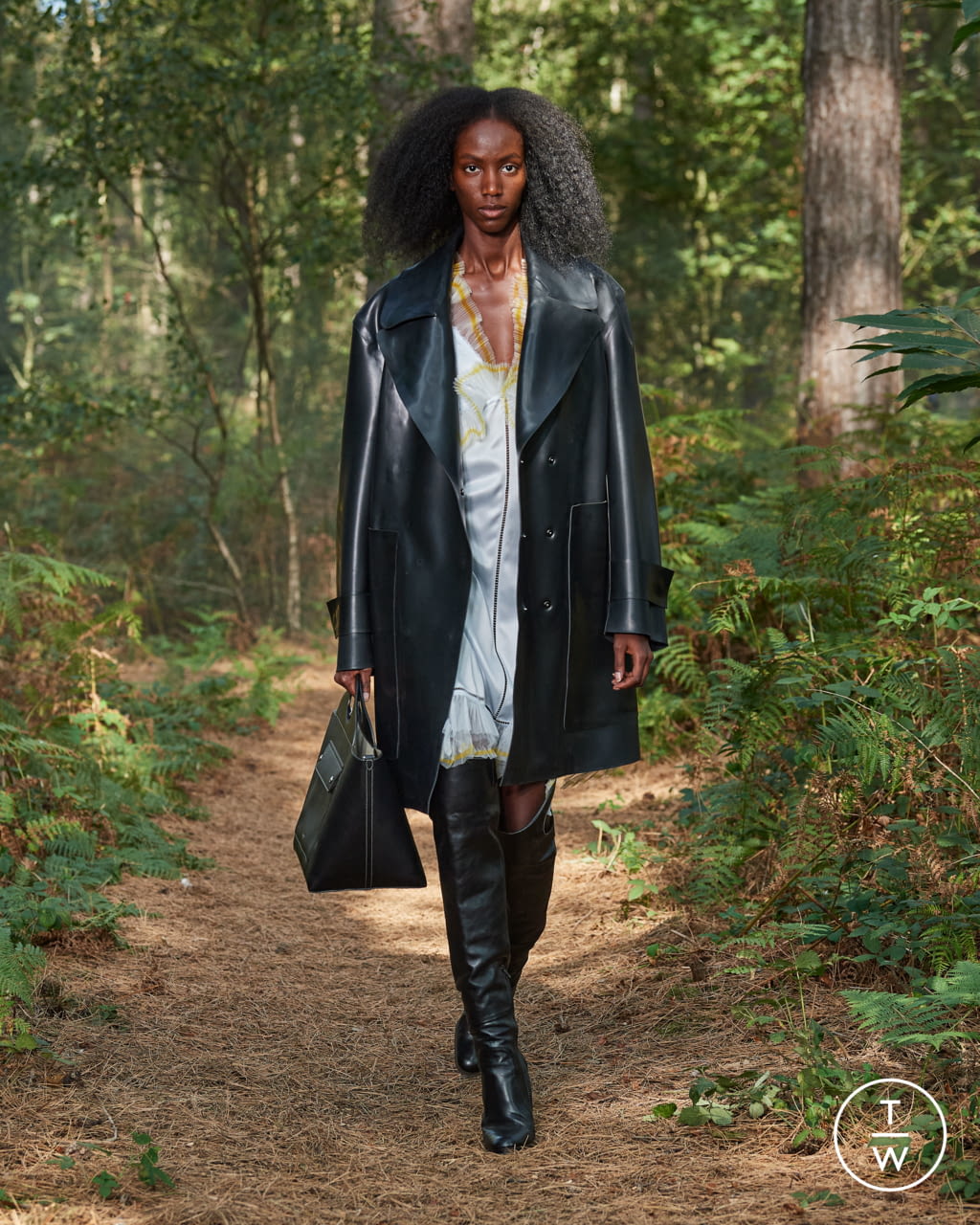 Fashion Week London Spring/Summer 2021 look 45 from the Burberry collection womenswear